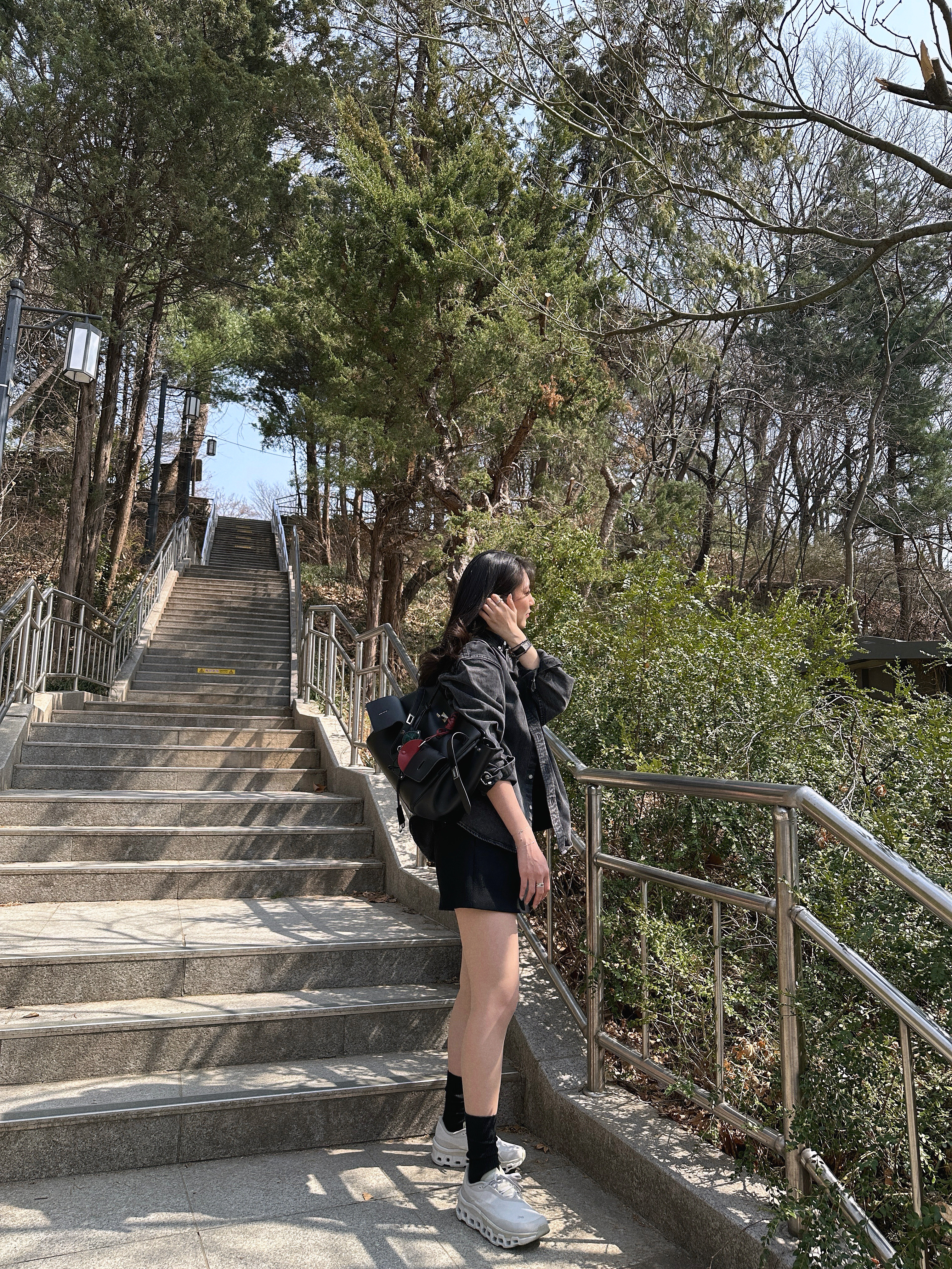 (W) On Running x Post Archive Faction (Paf) Cloudmonster 2 Moondust Chalk, Balenciaga Bel Air Medium Carry All Bag Black 착용 스타일 - 1