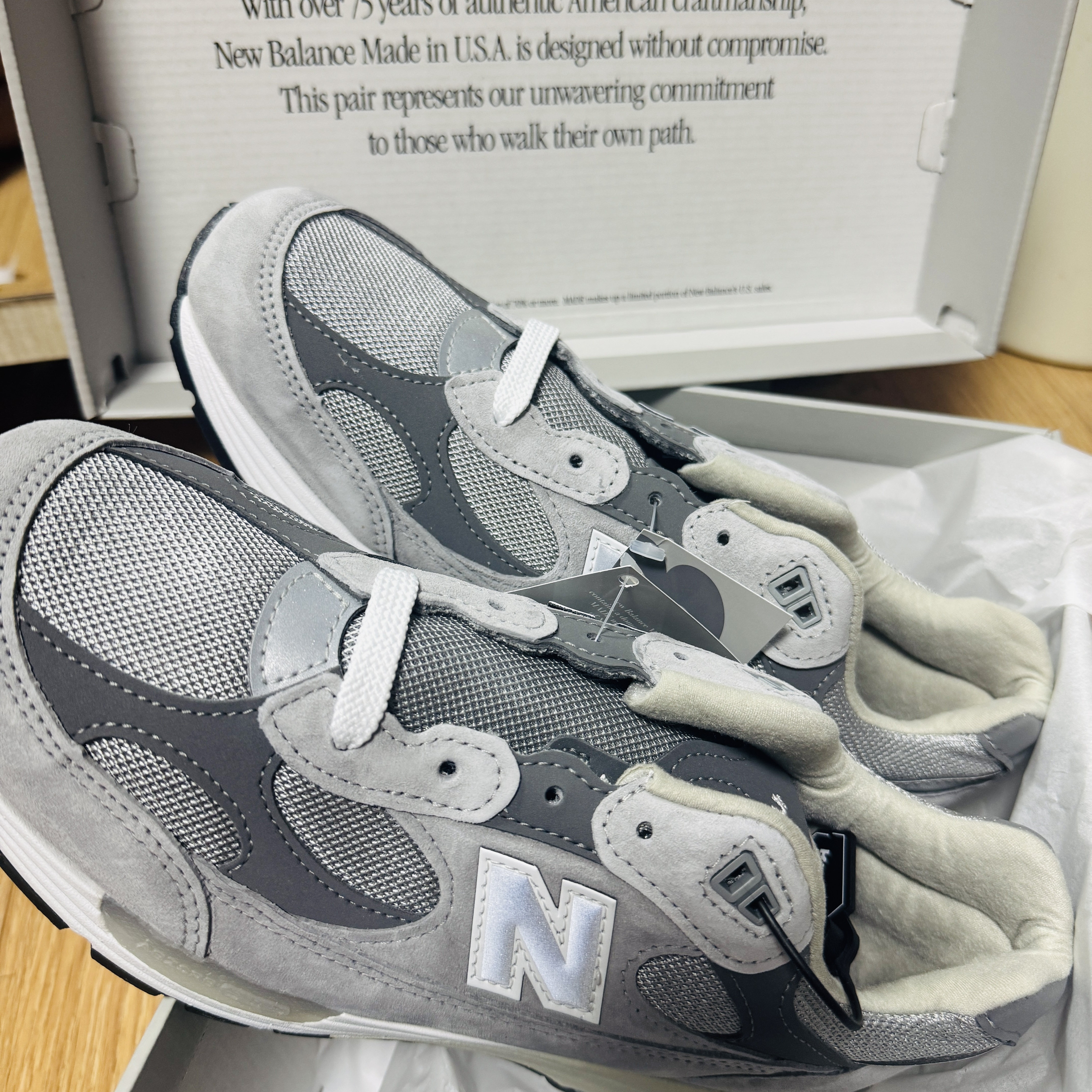 New Balance 992 Made in USA Core Grey Silver Metallic 착용 스타일