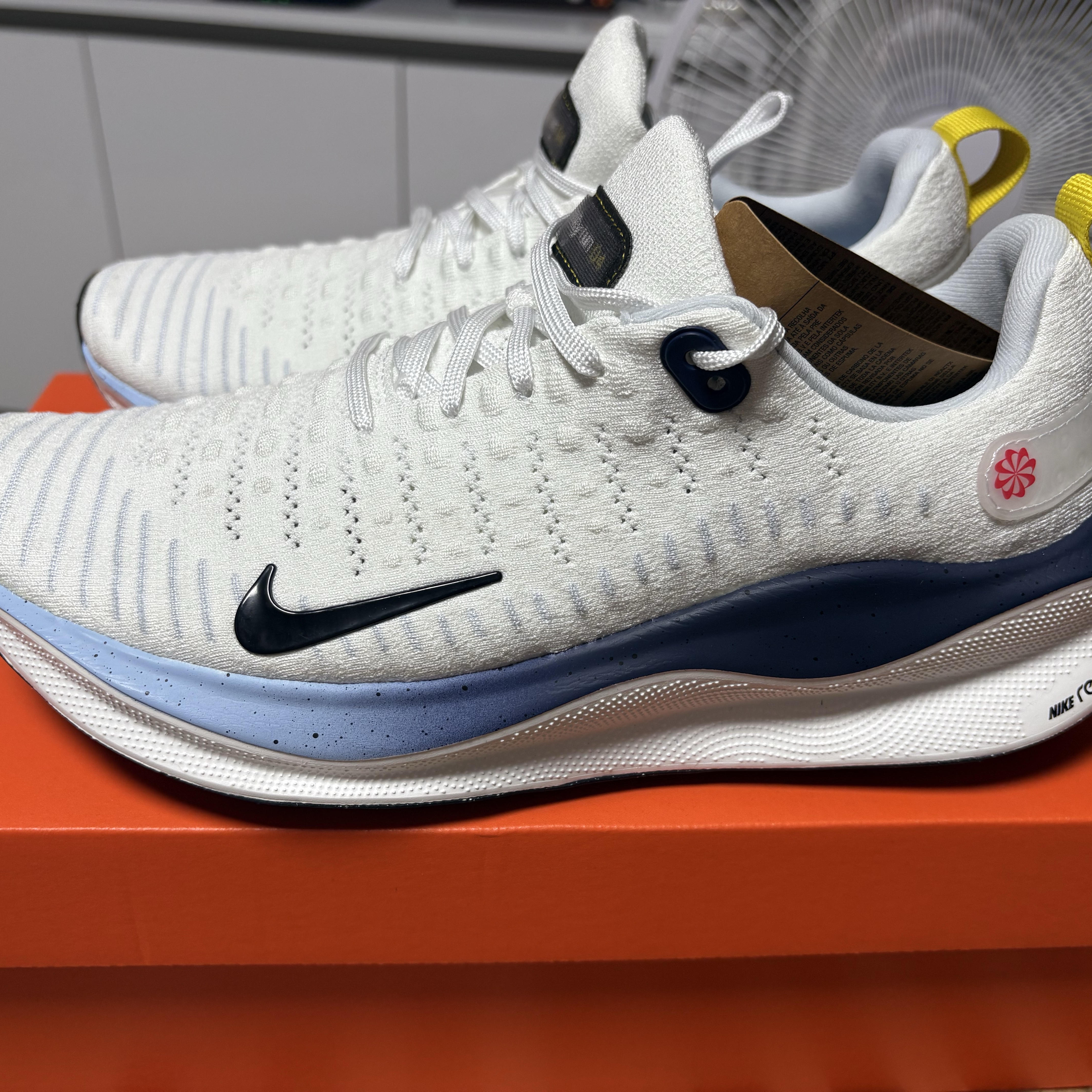 Nike ReactX Infinity Run 4 White Speed Red Speed Yellow Black 착용 스타일 - 1
