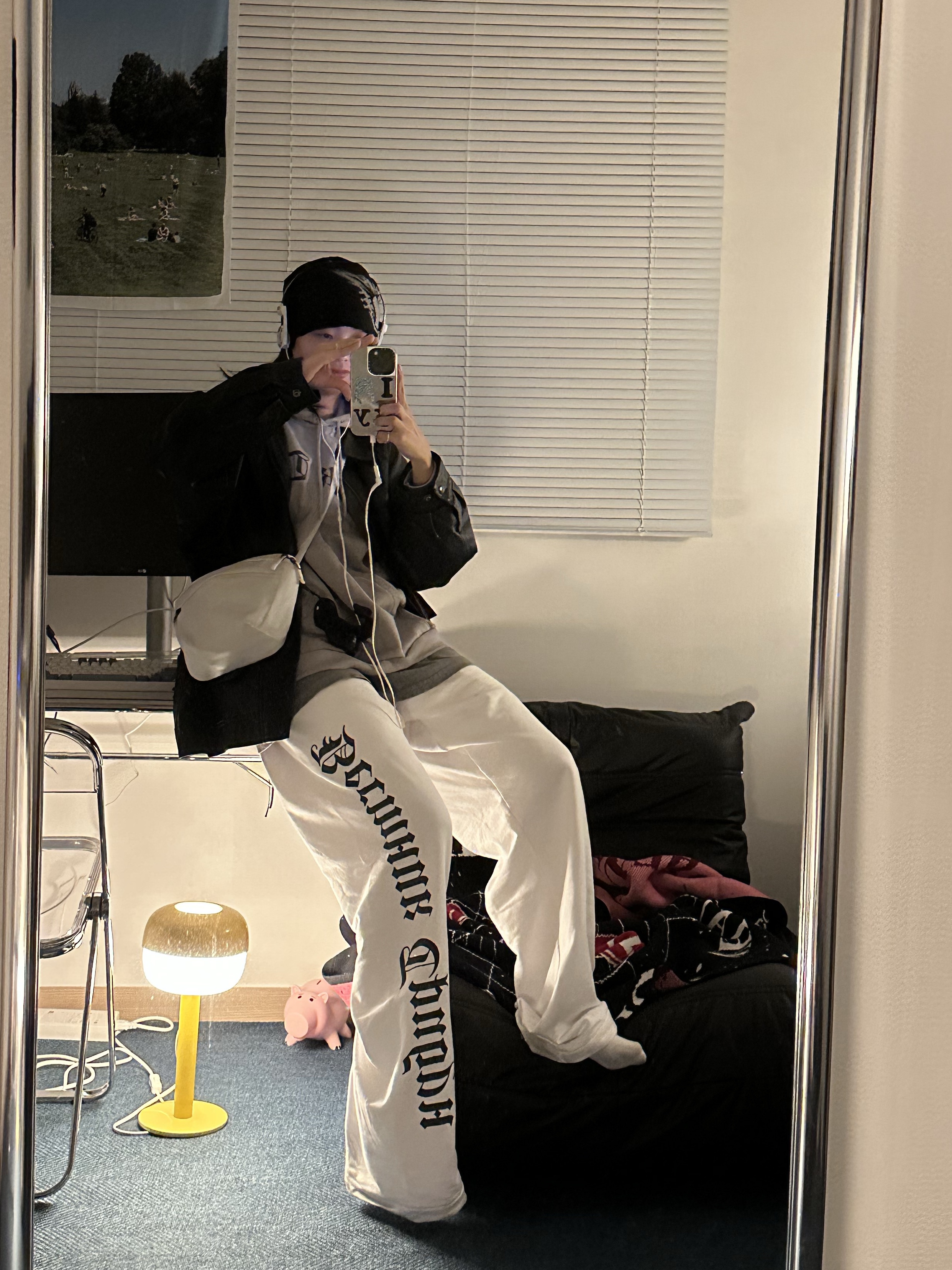 Yeezy x Gosha Rubchinskiy Tribune Herald HD-01 Hoodie Mocha, Yeezy x Gosha Rubchinskiy Tribune Herald SP-01 Pants White 착용 스타일 - 2
