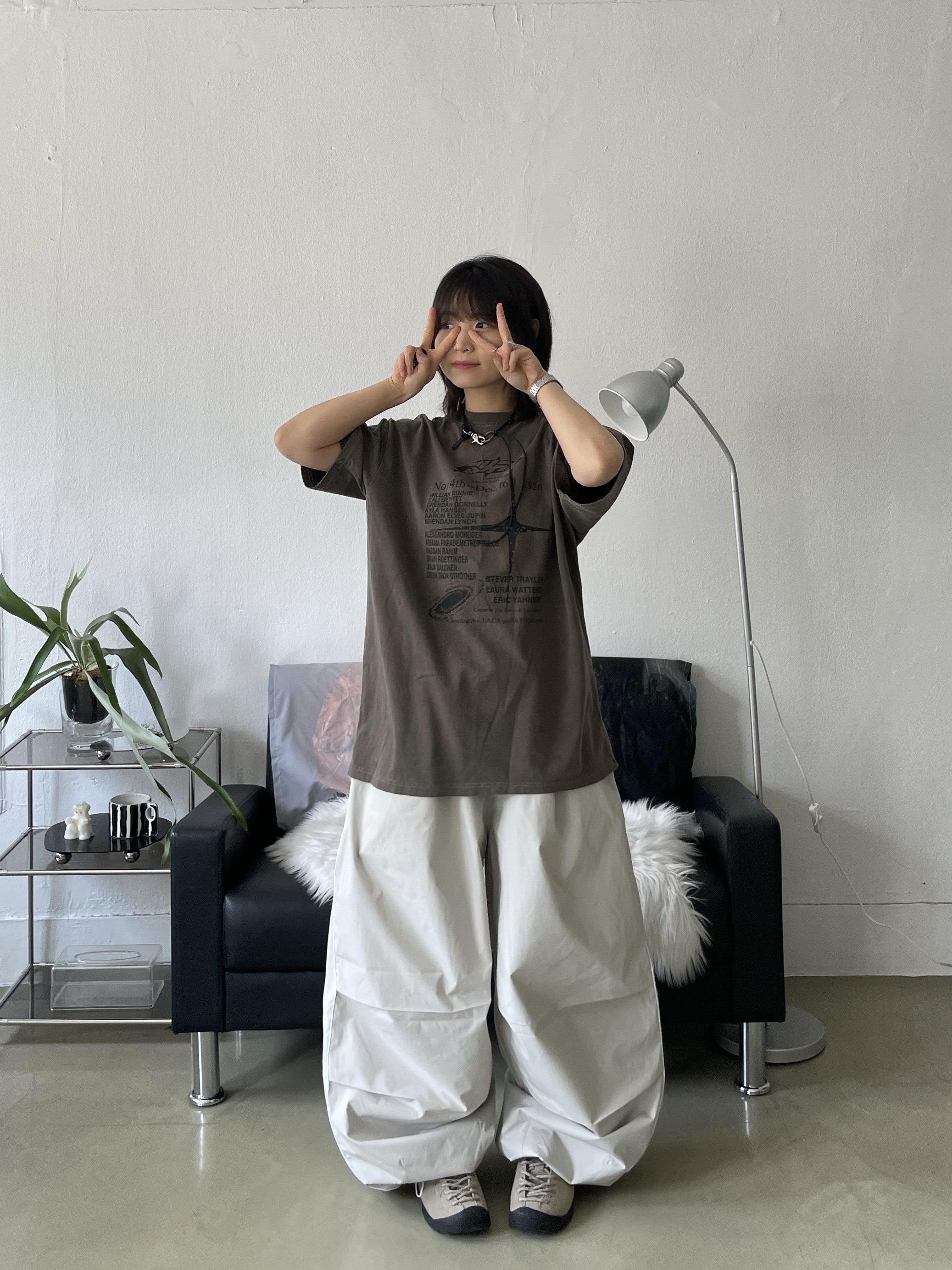 (W) Keen Jasper Suede Sneakers Silver Mink, Our Legacy Ladon Leather Keychain Black 착용 스타일 - 3