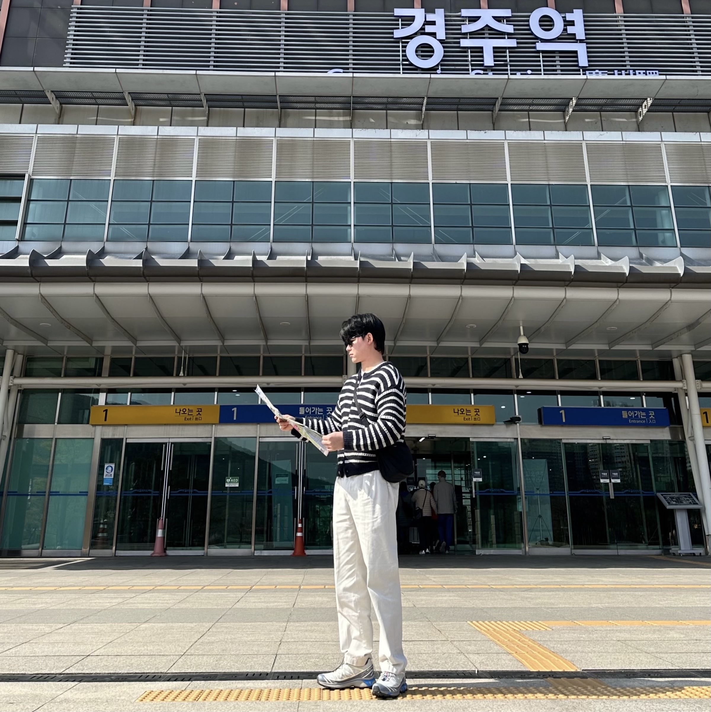 [KREAM 단독 리오더] STU Round Neck Stripe Cardigan Navy, Salomon XT-6 GTX Metal Flint Stone 착용 스타일 - 1
