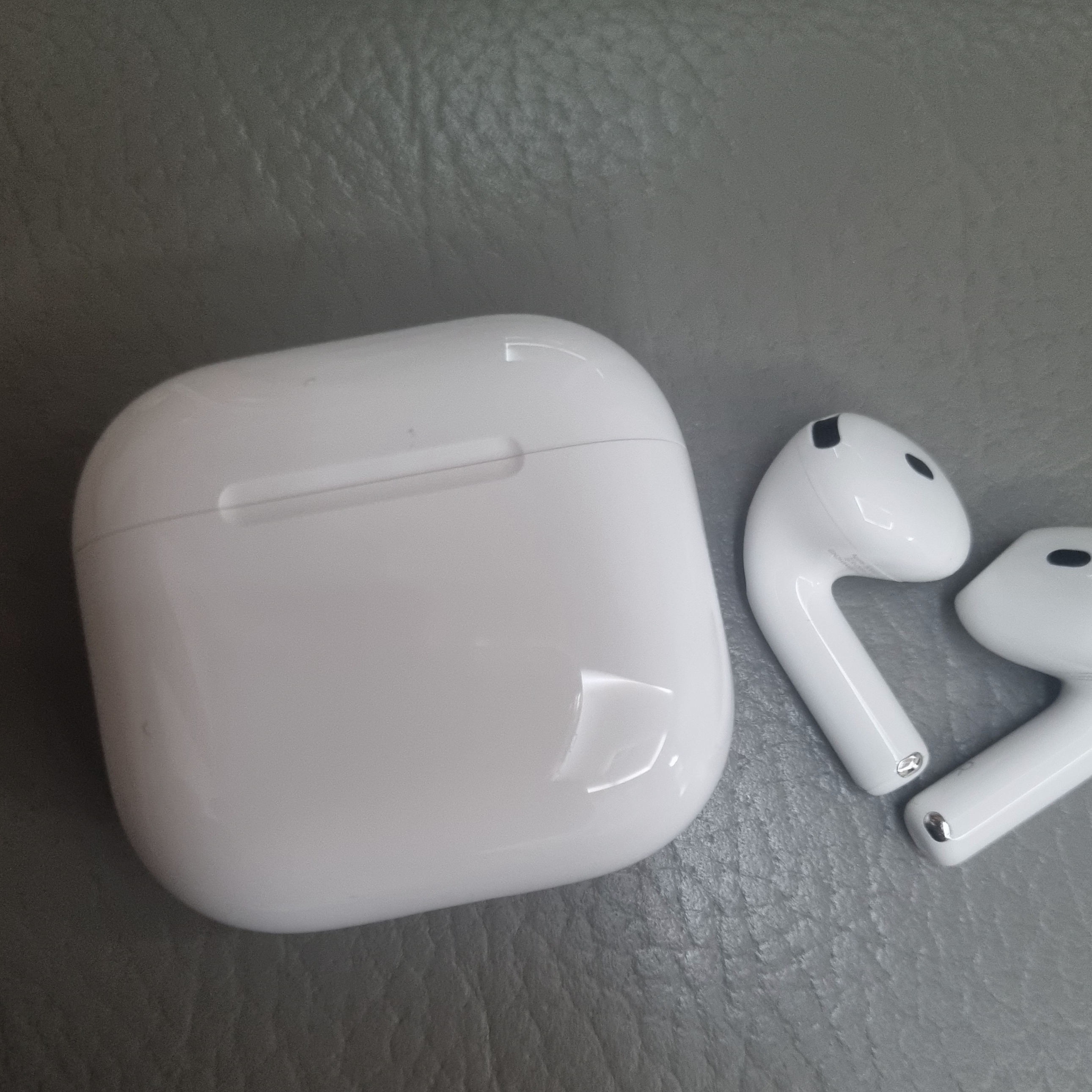 Apple AirPods 4th Gen with Active Noise Cancellation (Korean Ver.) 착용 스타일
