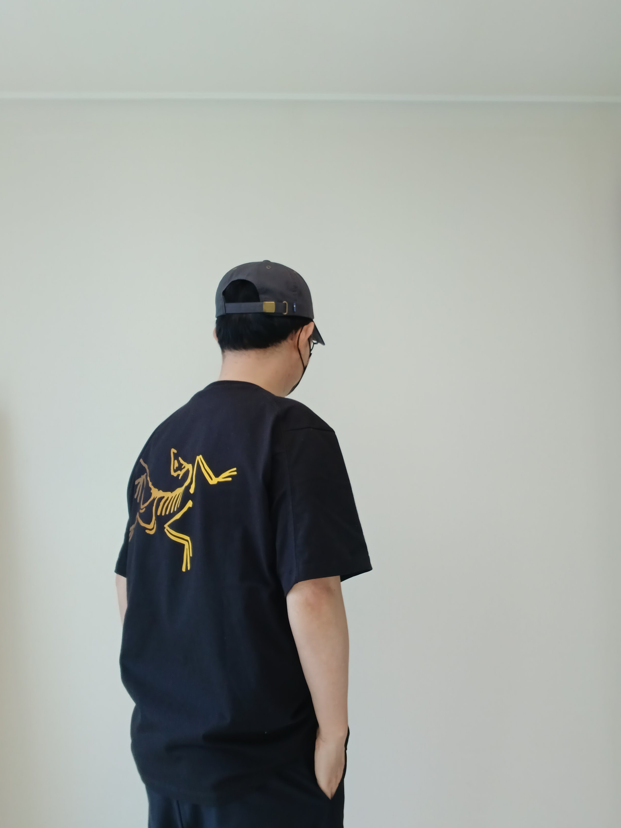 아크테릭스 크래그 코튼 로고 SS 티셔츠 24K 블랙, 피엘라벤 헤라그스 비다 캡 다크 그레이 착용 스타일 - 2