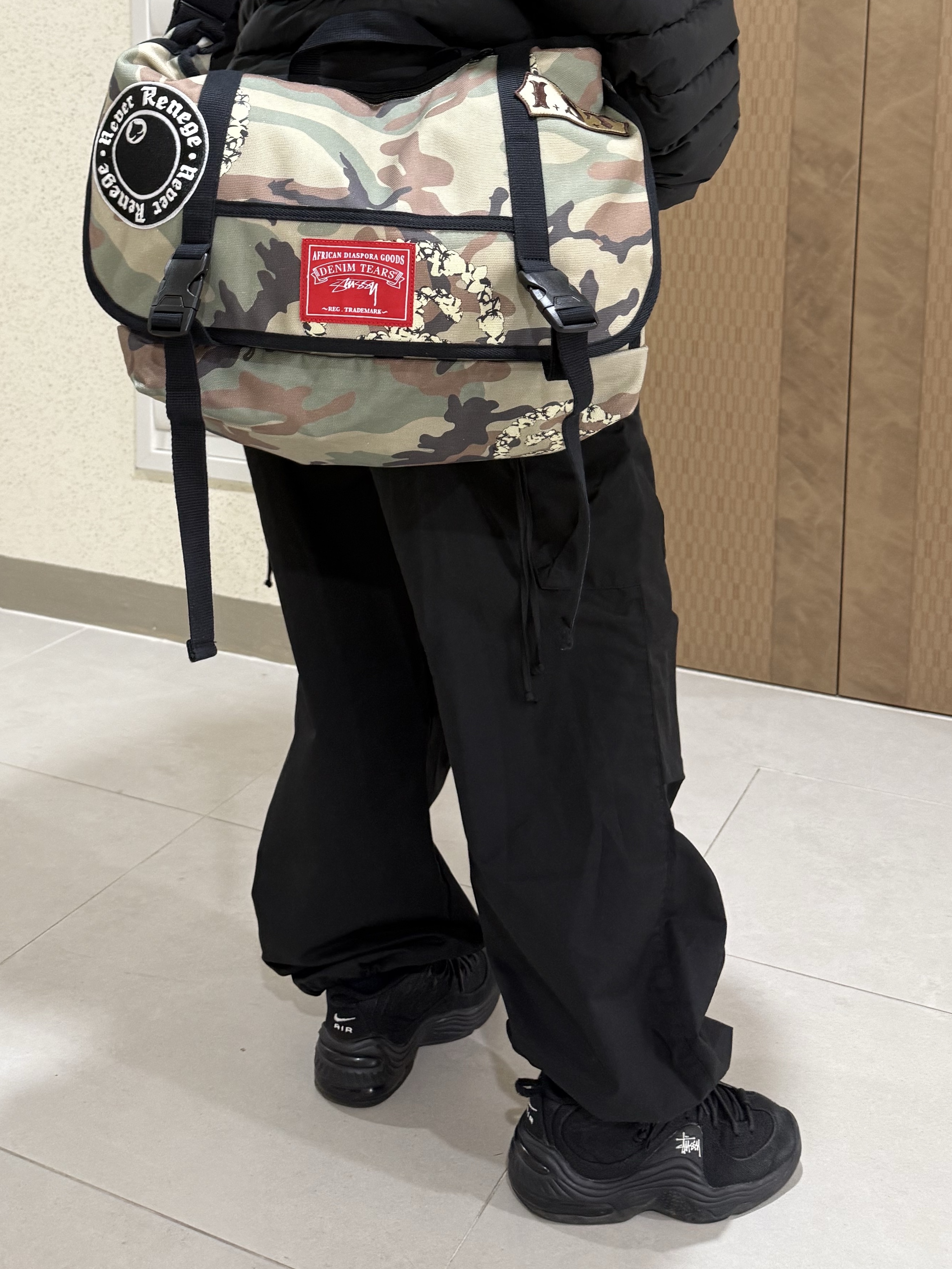 Stussy x Denim Tears Messenger Bag Camo, Supreme Micro Down Half Zip Hooded Pullover Black - 23FW 착용 스타일 - 2