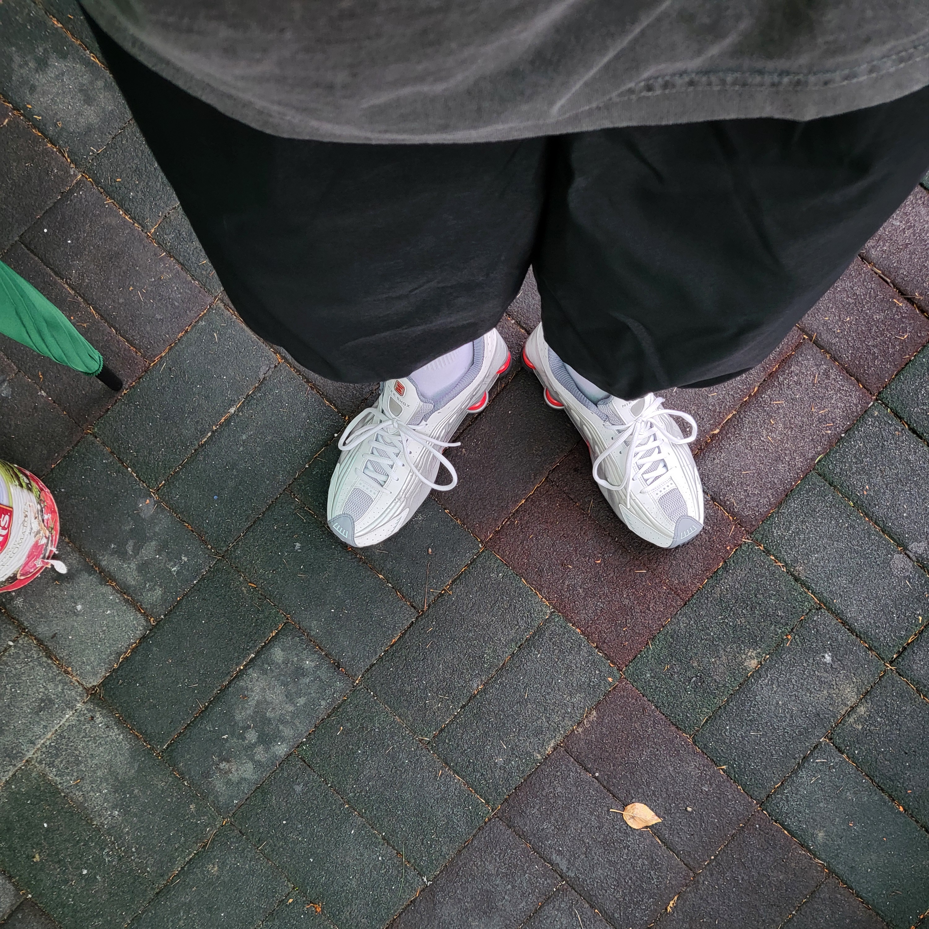 Nike Shox R4 Metallic Silver Comet Red 착용 스타일
