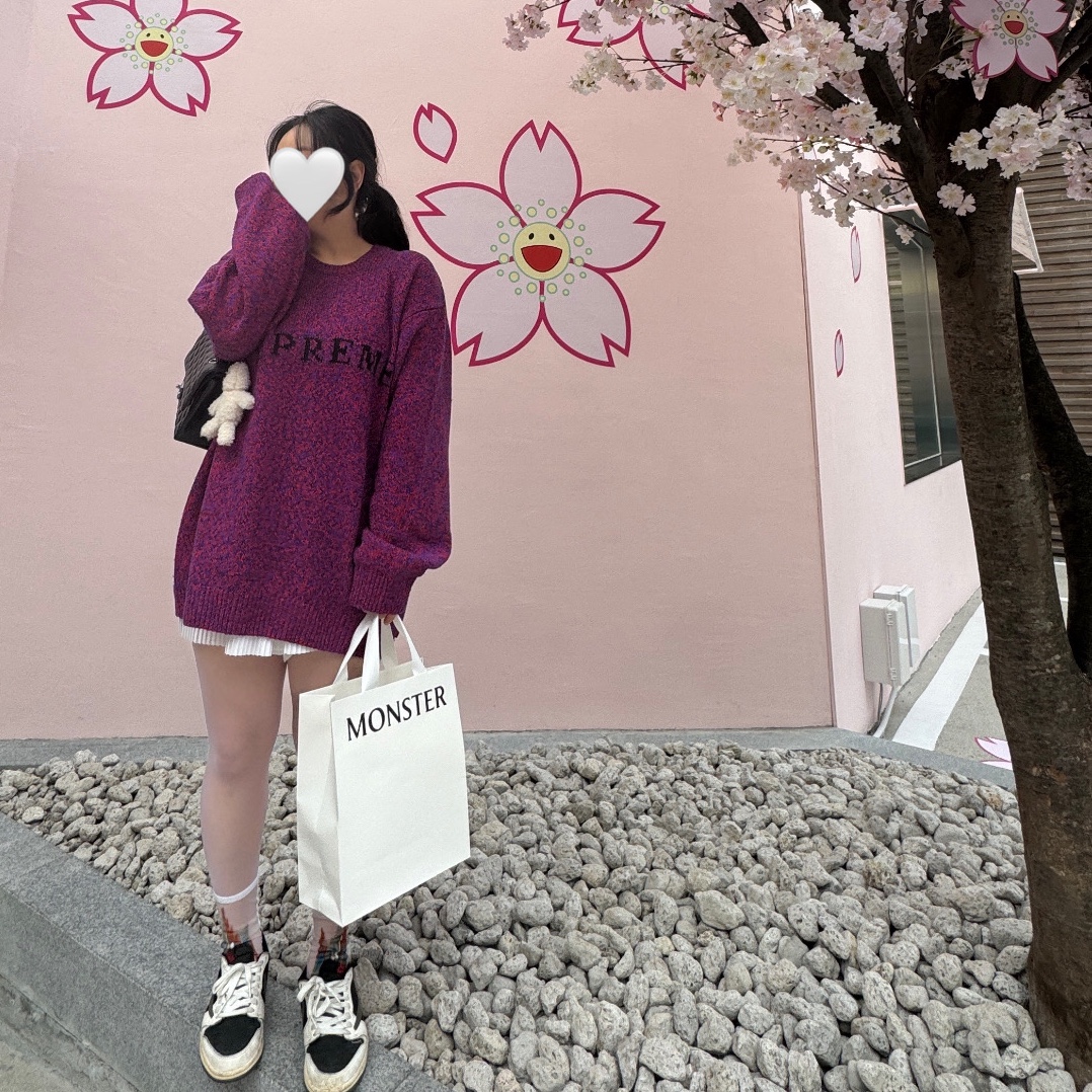 Supreme Contrast Logo Sweater Red Melange - 25SS, Supreme Contrast Logo Sweater Taupe Melange - 25SS 착용 스타일