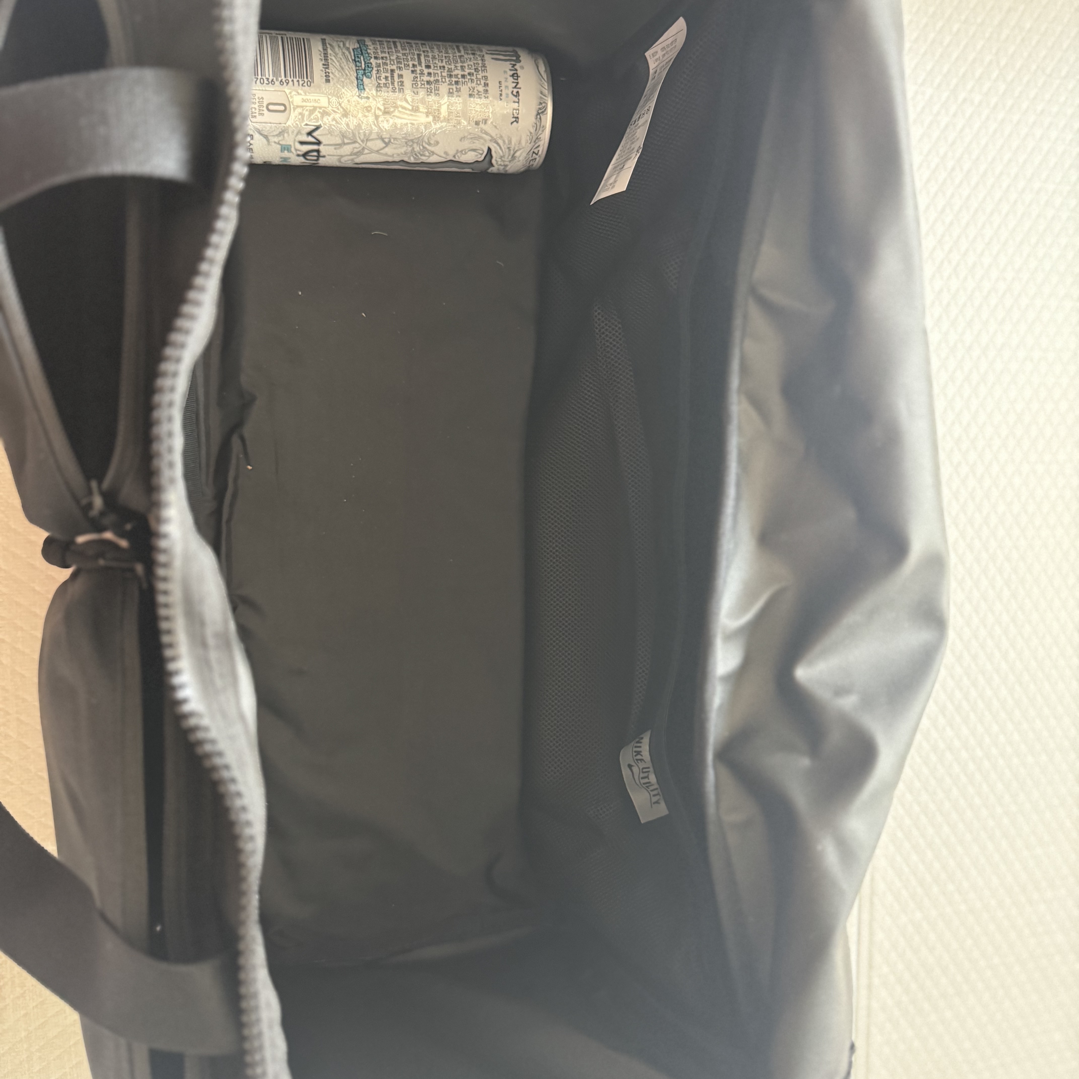 Nike Utility Power Duffle Bag Small 31L Black 착용 스타일 - 3