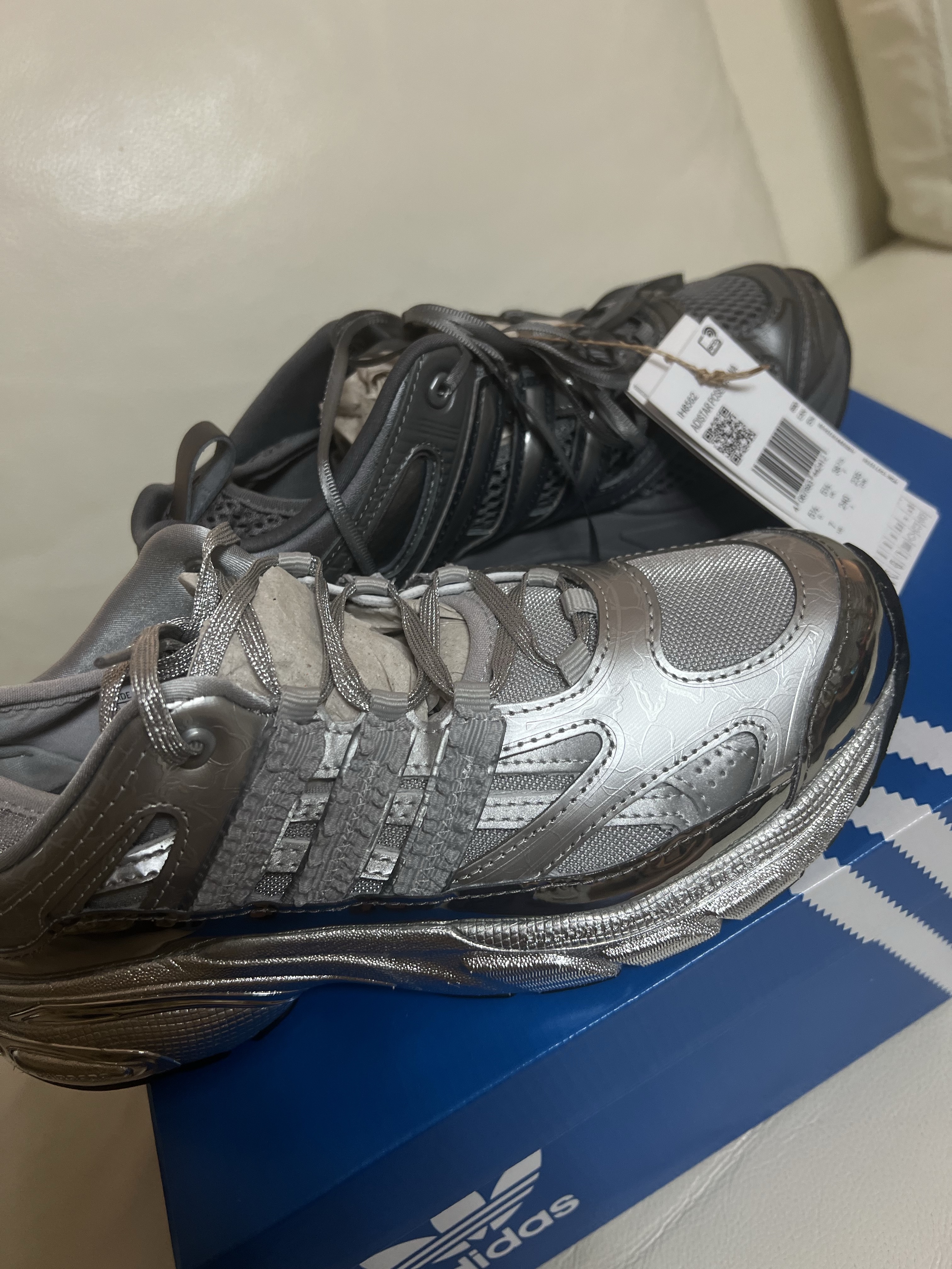 (W) Adidas Adistar Pose Silver Metallic Matte Silver, (W) Adidas x Taqwa Bint Ali Adistar Pose Iron Metallic 착용 스타일 - 2