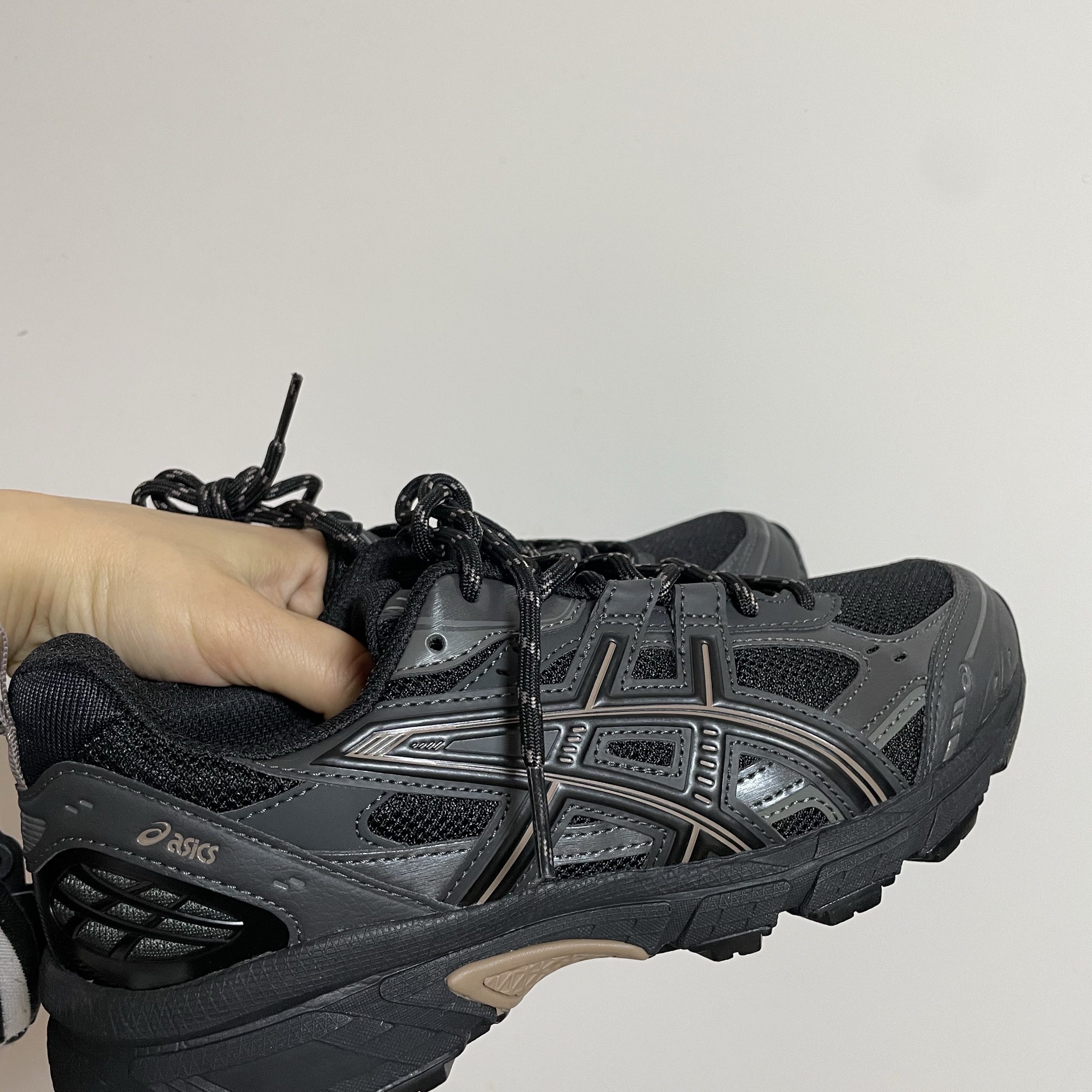 Asics Gel-Nunobiki Black Taupe Grey 착용 스타일 - 5