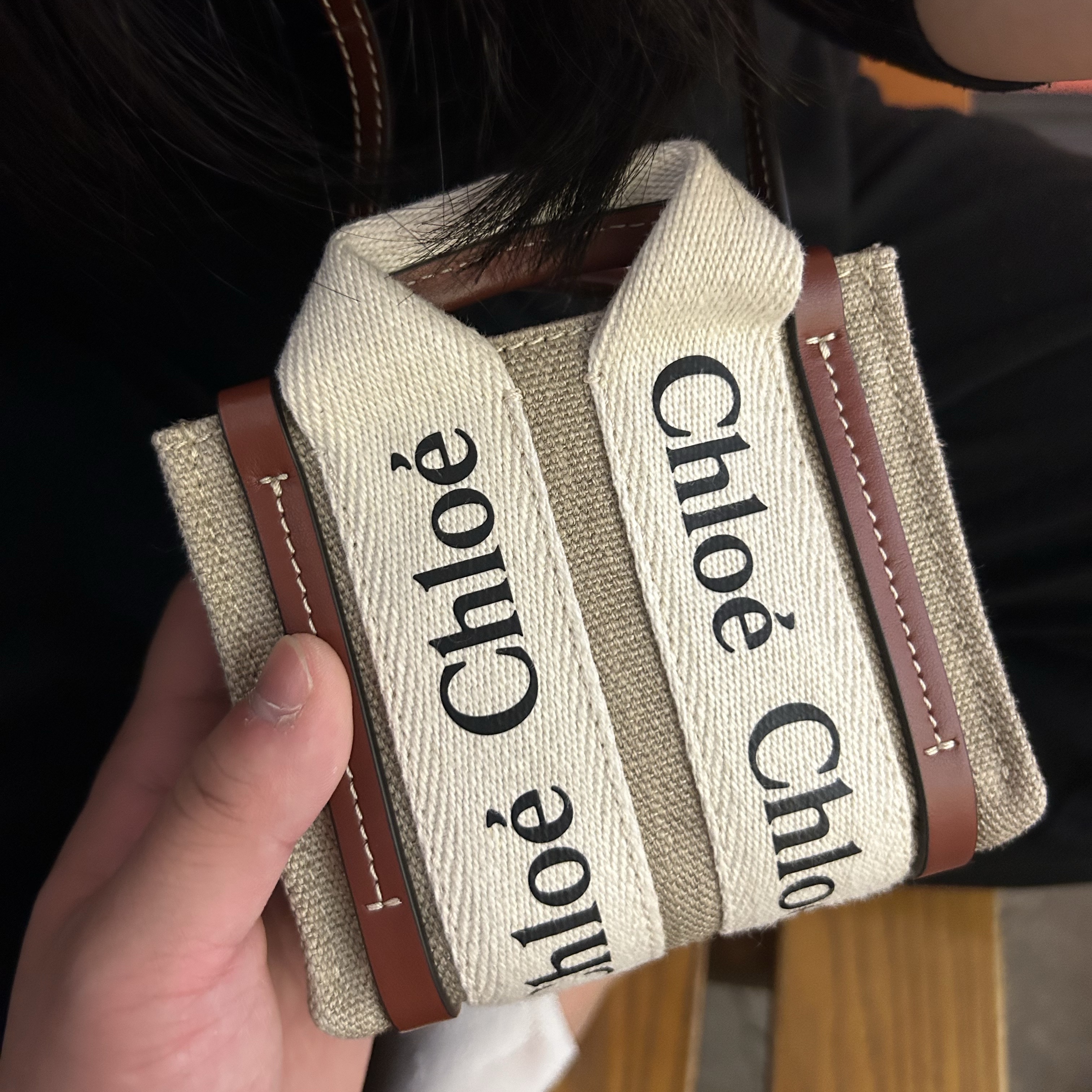 Chloe Woody Nano Tote Bag White Brown 착용 스타일