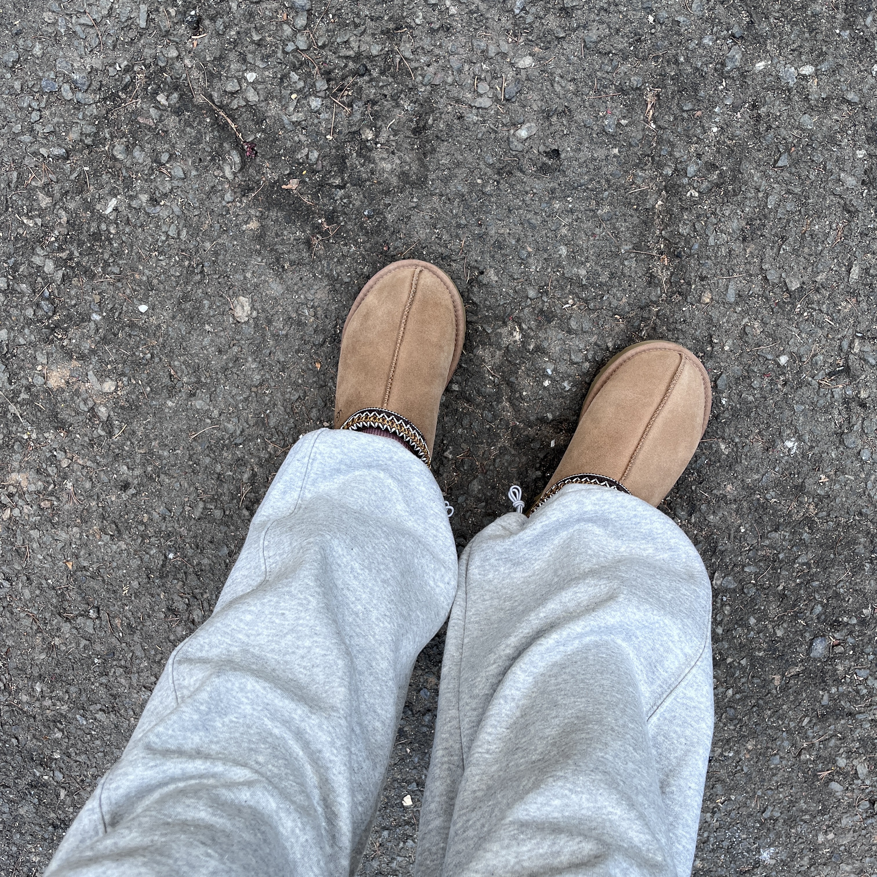 (W) UGG Tasman Slipper Chestnut 착용 스타일 - 1