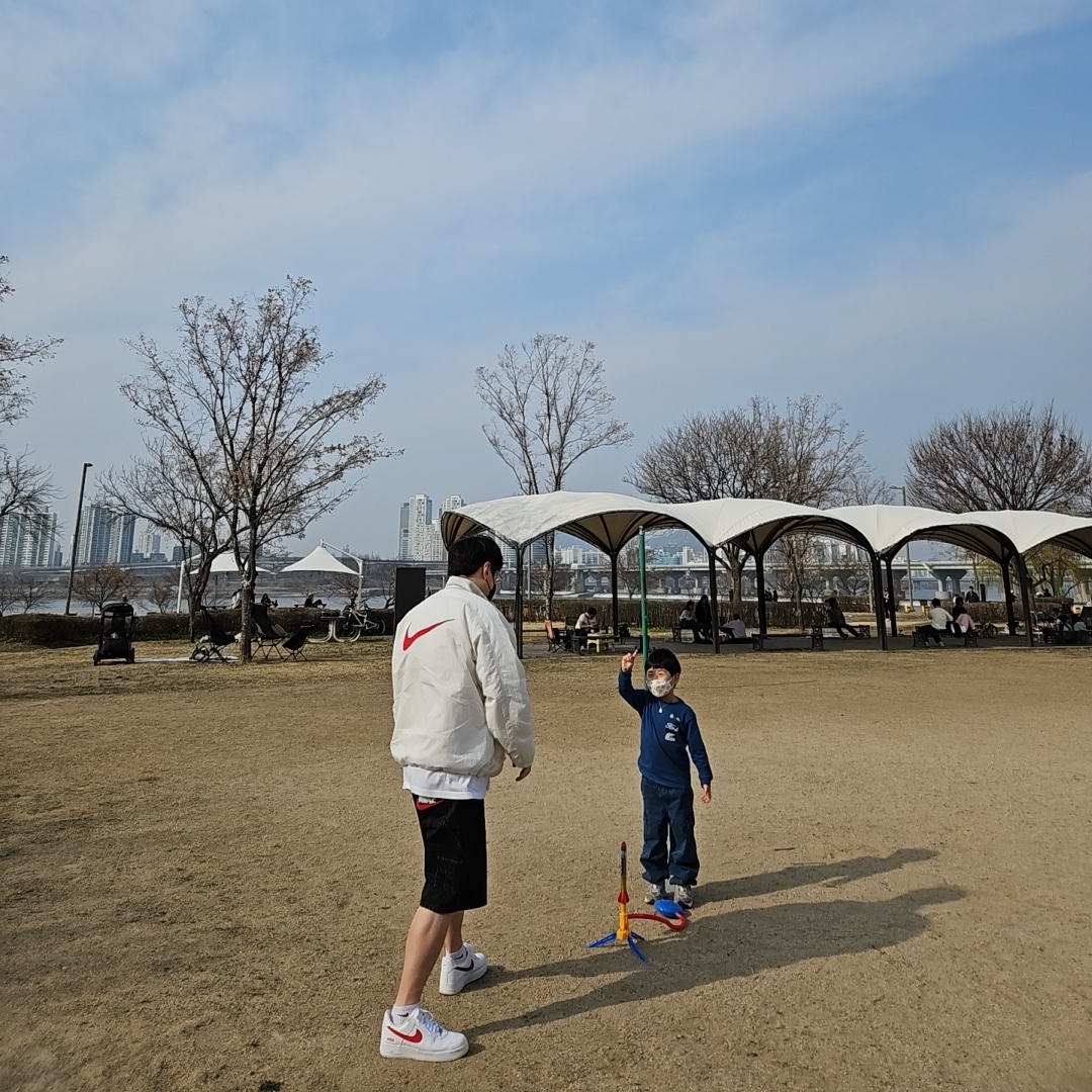 Supreme x Nike Ripstop Pullover White - 24SS, Supreme x Nike Denim Short Black - 24SS 착용 스타일 - 1