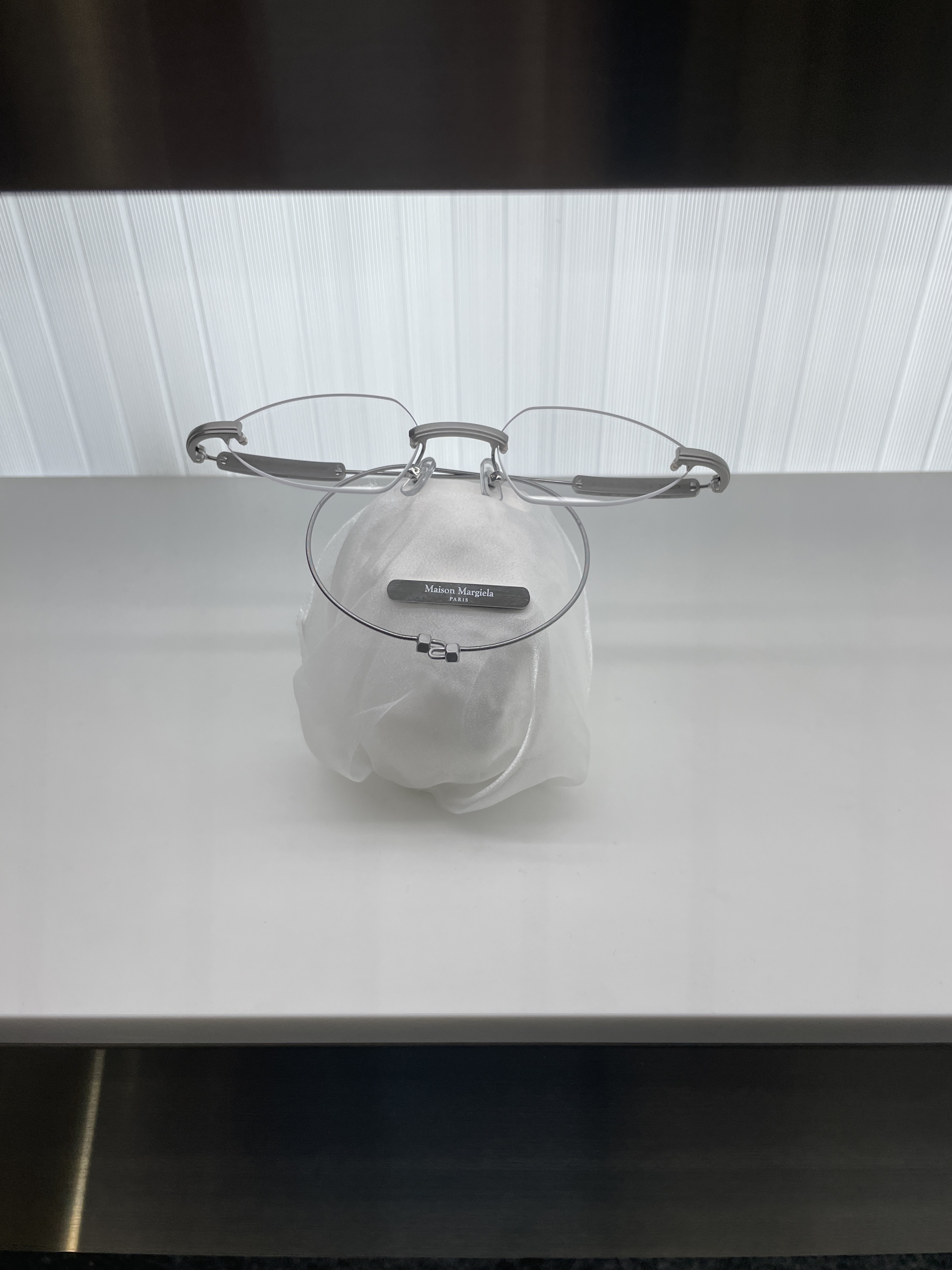 Gentle Monster x Maison Margiela MM219 Silver Clear 착용 스타일 - 1