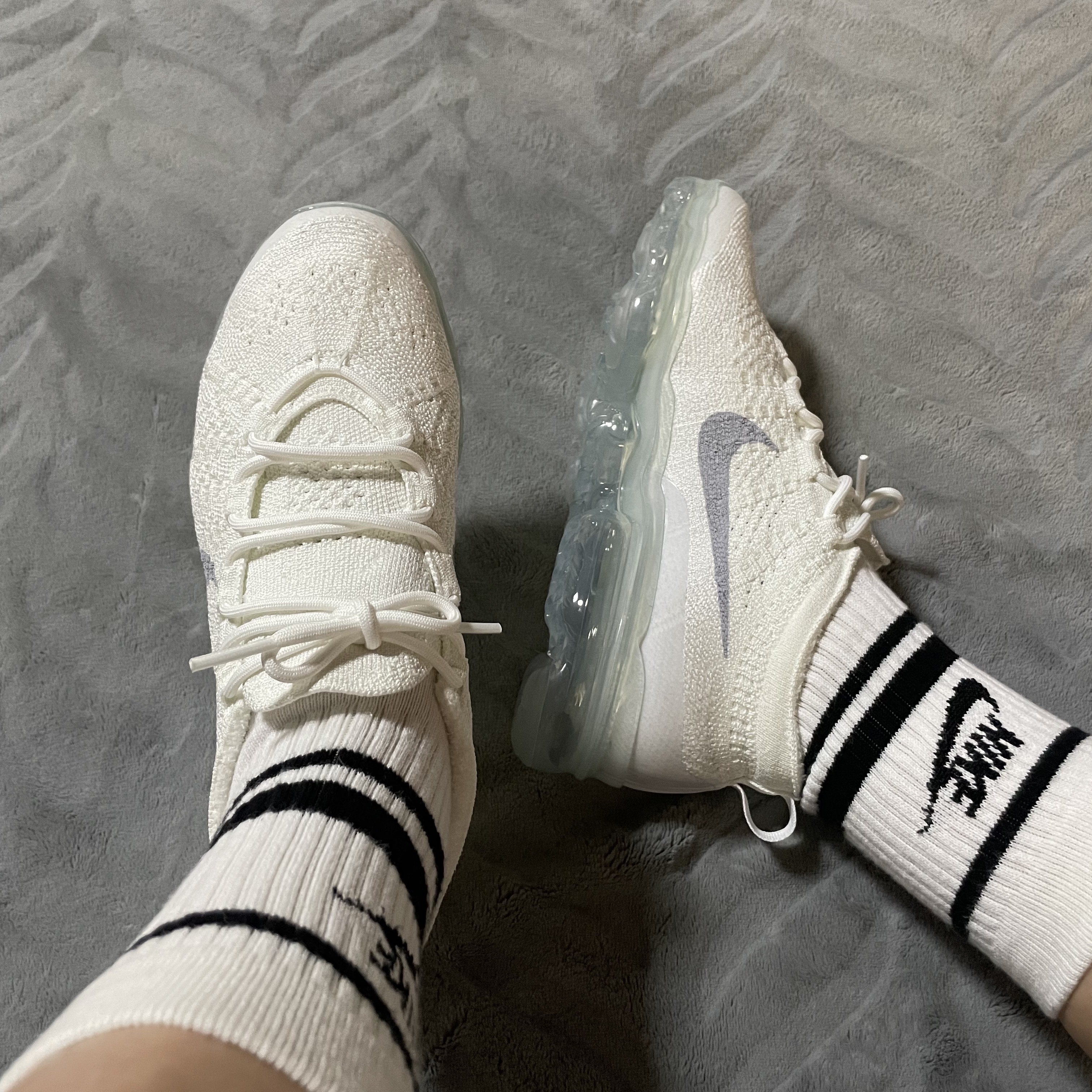 (W) Nike Air Vapormax 2023 Flyknit White 착용 스타일 - 3