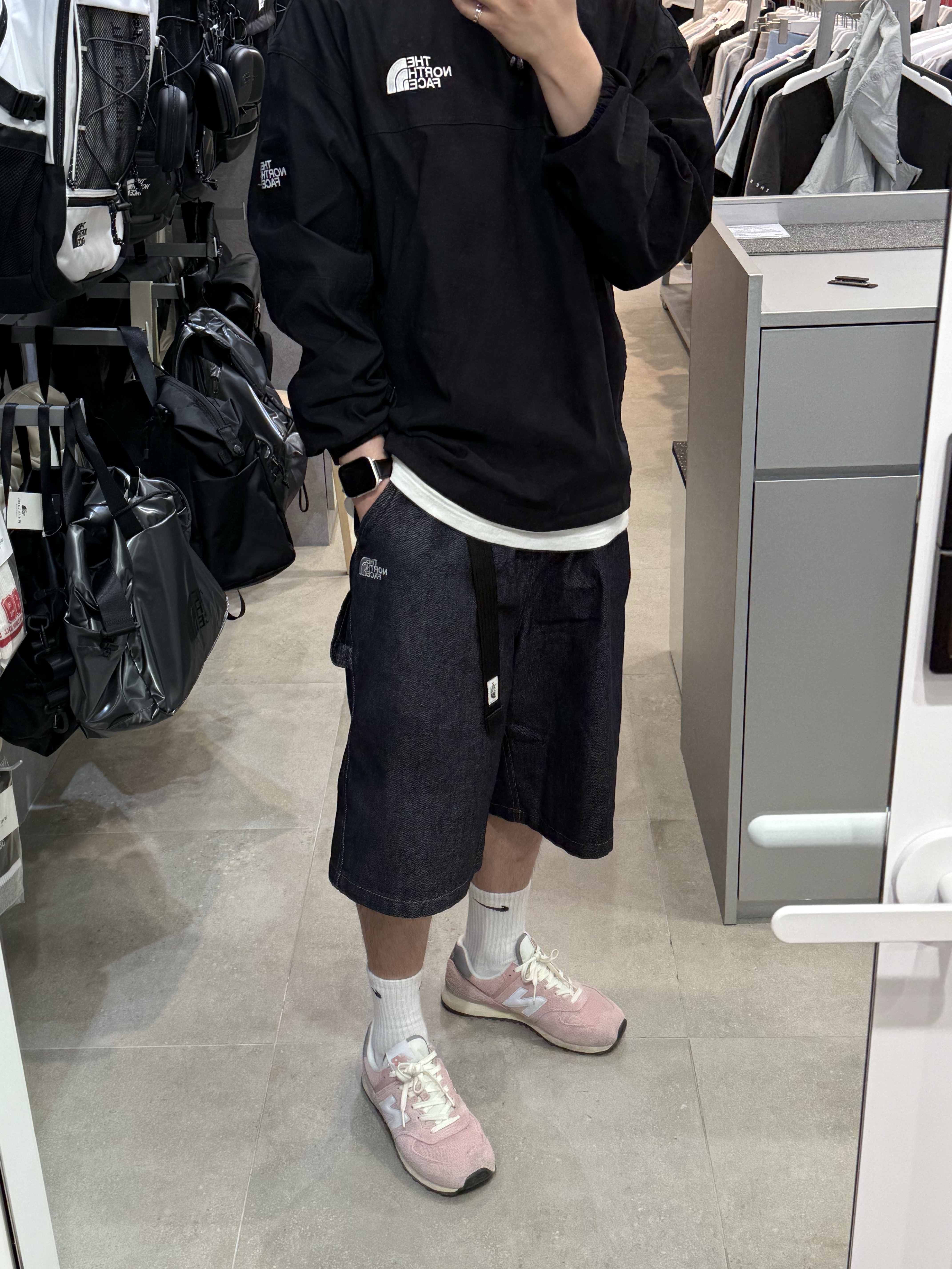 The North Face Carpenter Bermuda Shorts Dark Gray 착용 스타일