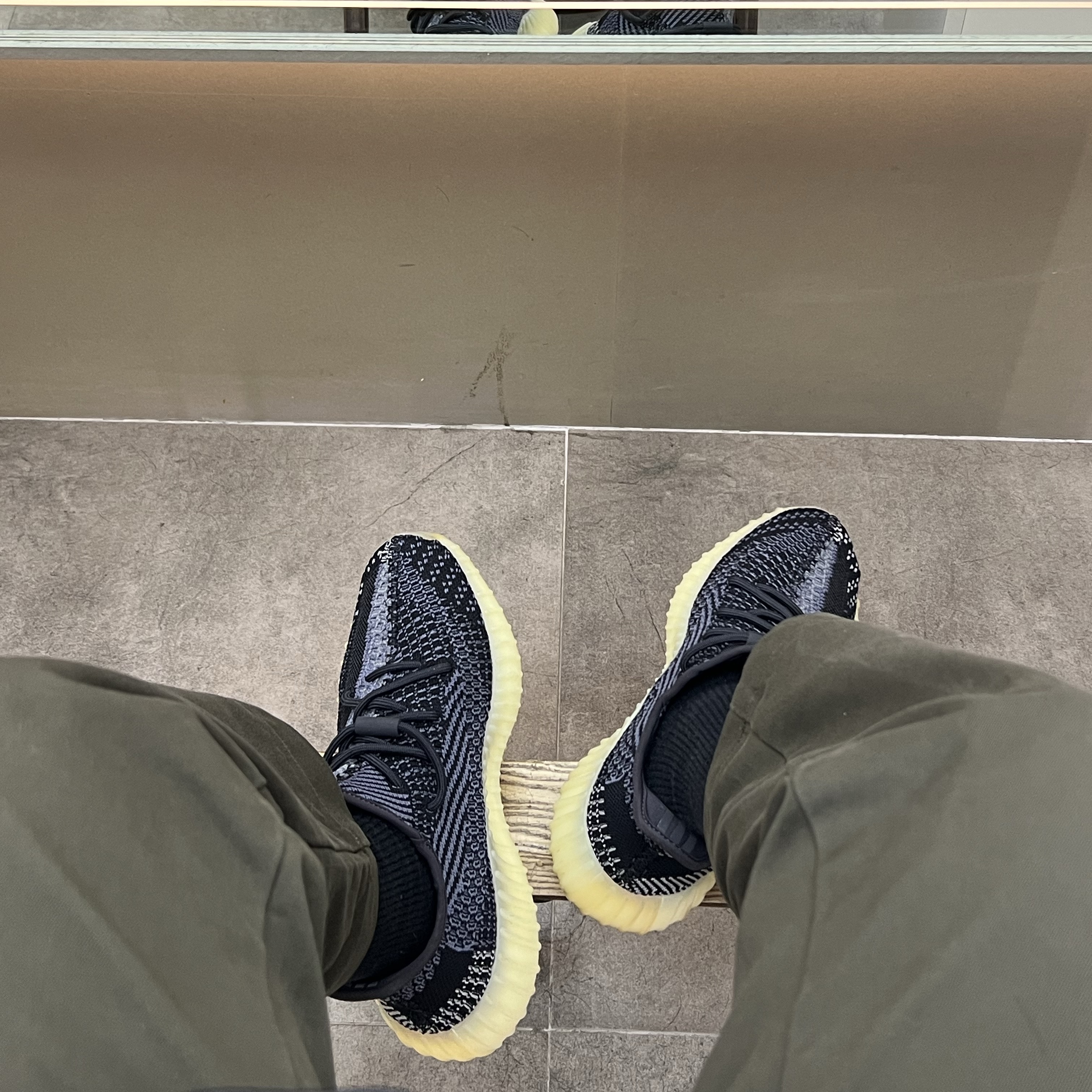 Adidas Yeezy Boost 350 V2 Carbon 착용 스타일