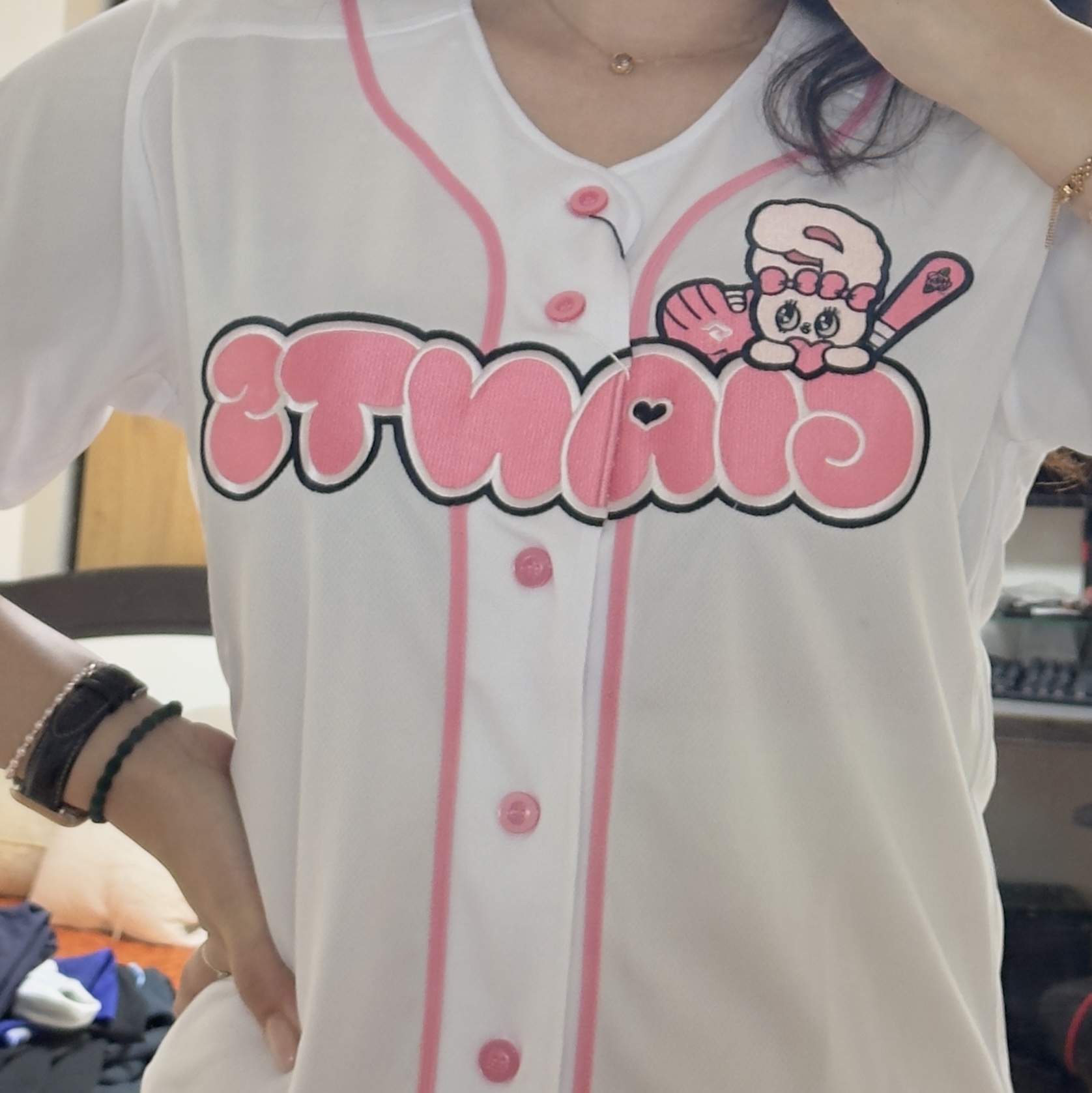 Lotte Giants x Esther Bunny Character Uniform White (Non Marking Ver.) 착용 스타일