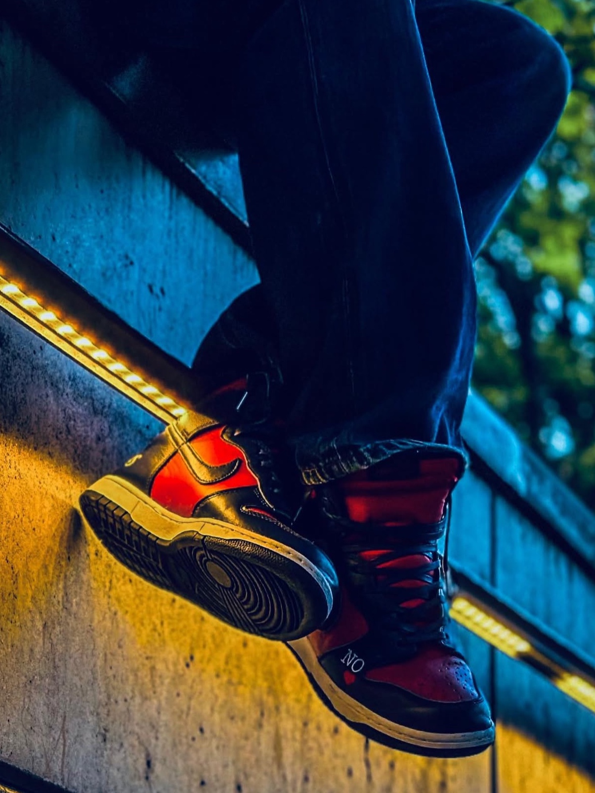 Nike x Supreme SB Dunk High OG QS By Any Means Varsity Red Midnight Navy 착용 스타일 - 3
