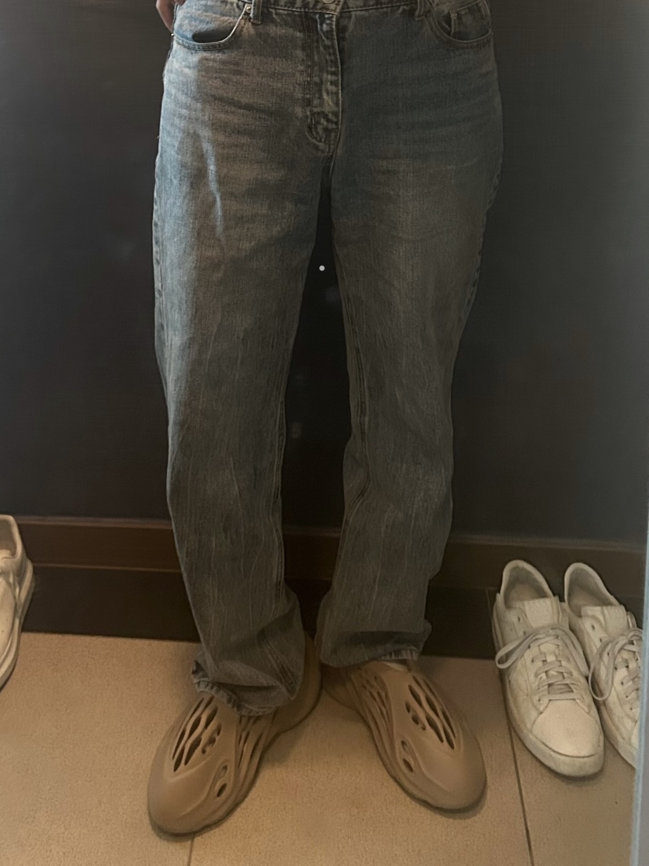 Adidas Yeezy Foam RNNR Mist, Golden Goose Purestar All-White Sneakers 착용 스타일