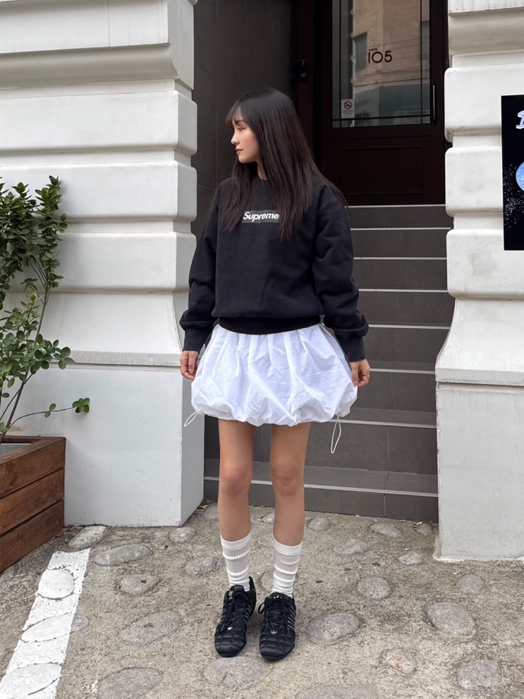 (W) 아디다스 아디레이서 로우 코어 블랙 실버 메탈릭, 슈프림 워시드 박스로고 크루넥 블랙 - 25SS 착용 스타일 - 4
