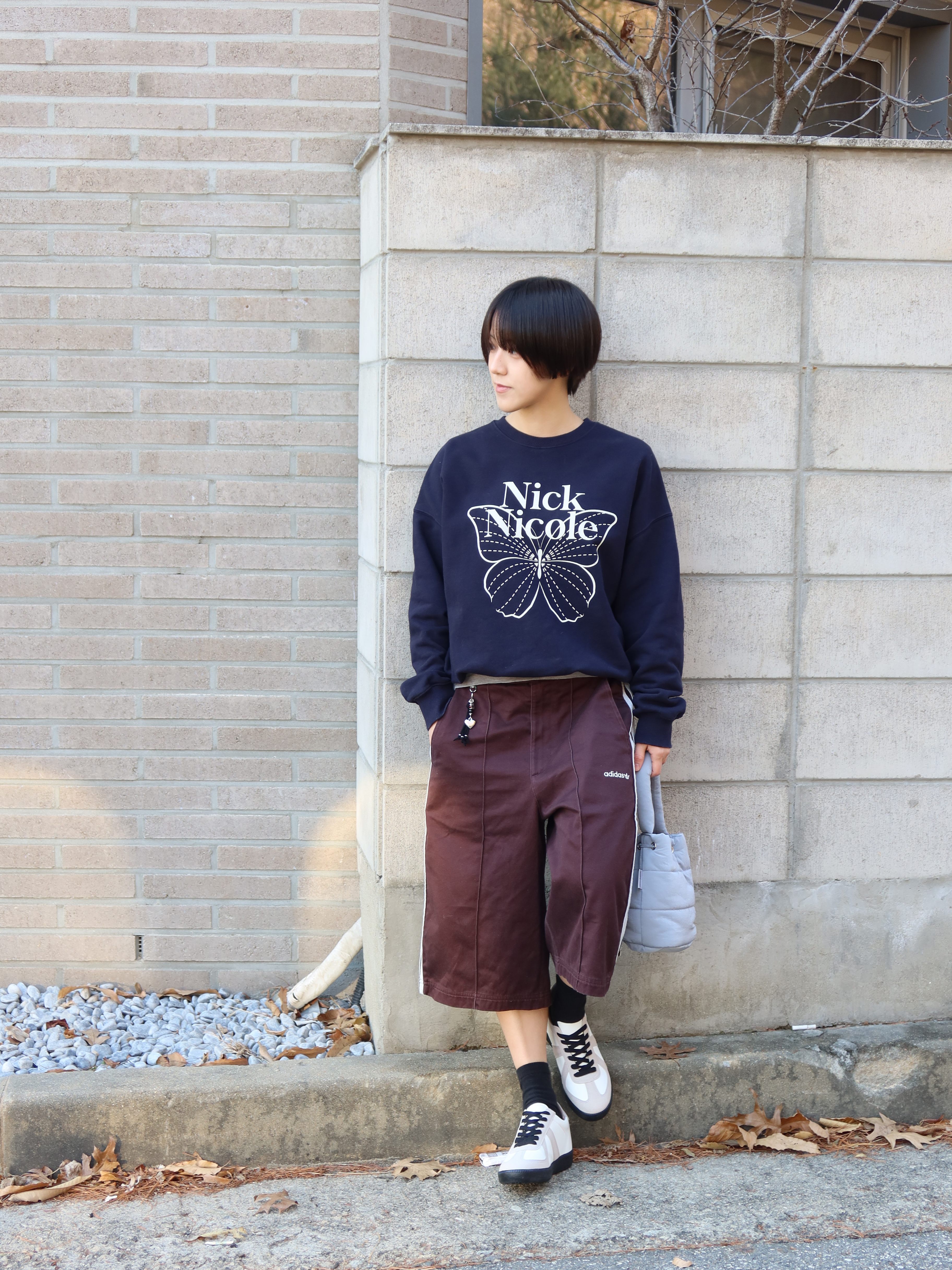 Adidas 80s Loose Buttoned 3-Stripes 11 Inch Bermuda Shorts Shadow Brown - KR Sizing 착용 스타일