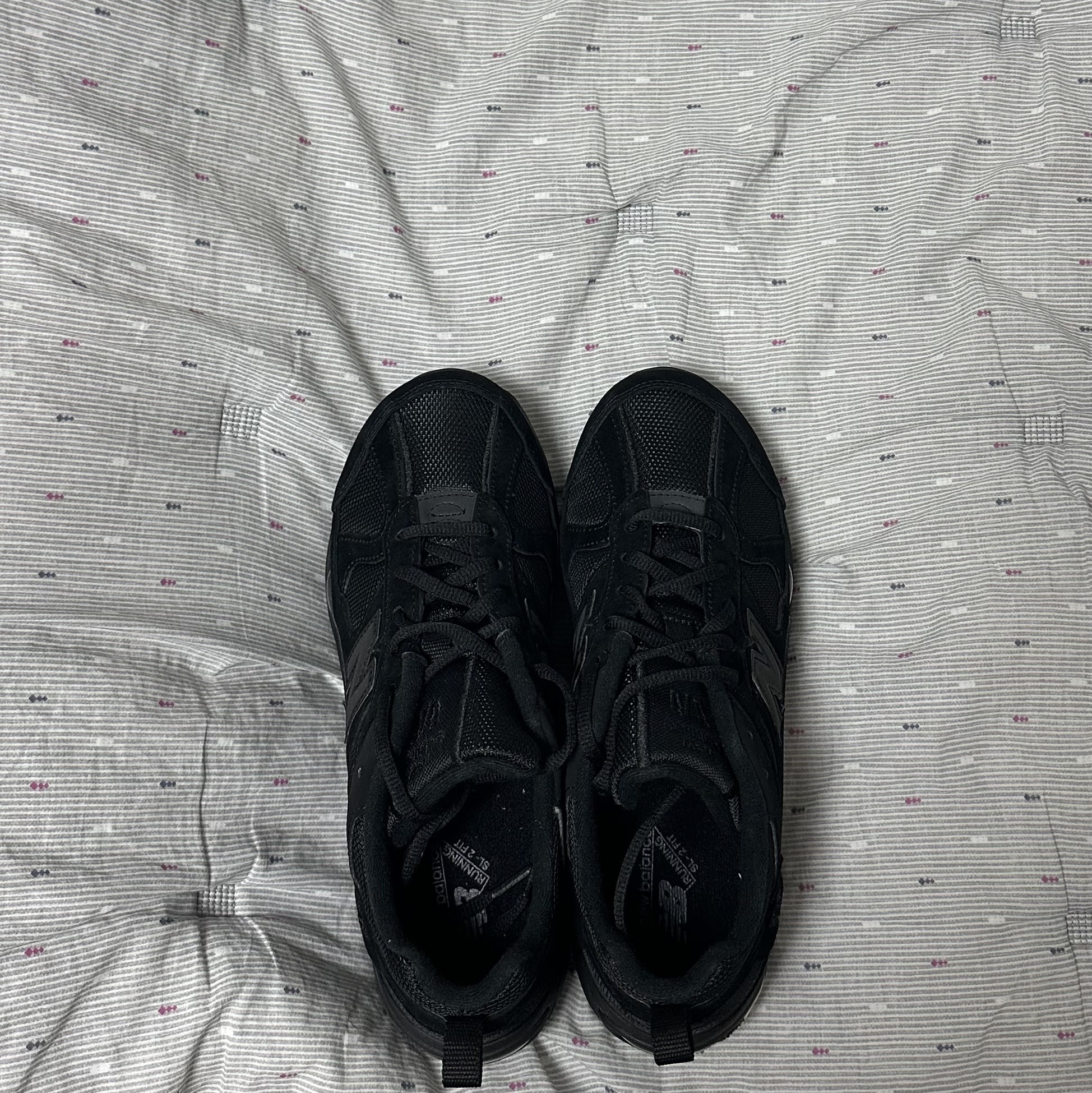 New Balance 878 Triple Black 착용 스타일 - 2