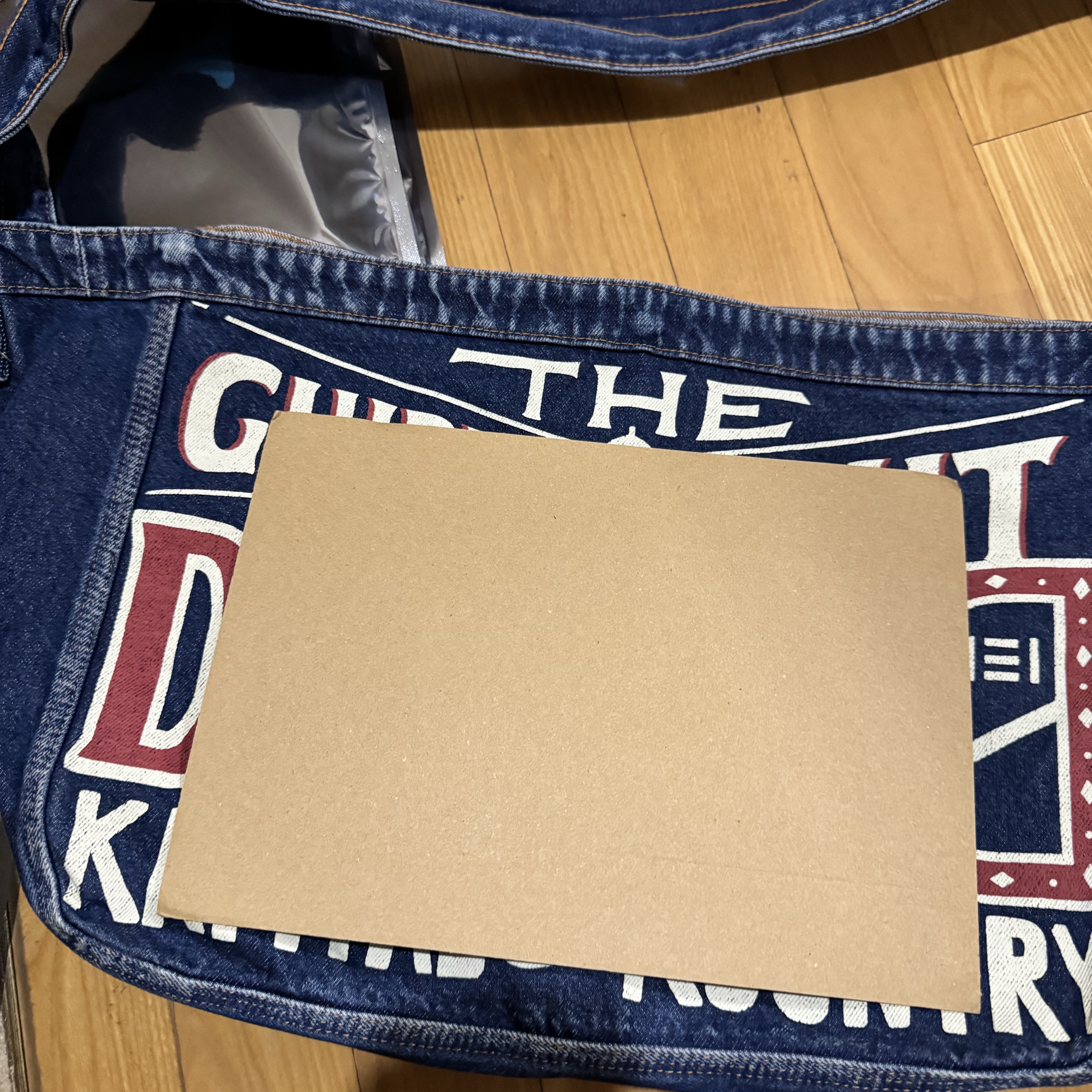 Kapital 13 oz. Denim News Paper Bag Guiding Light Processing, Kapital 14 oz. Denim Bone Print Book Bag Black 착용 스타일 - 2