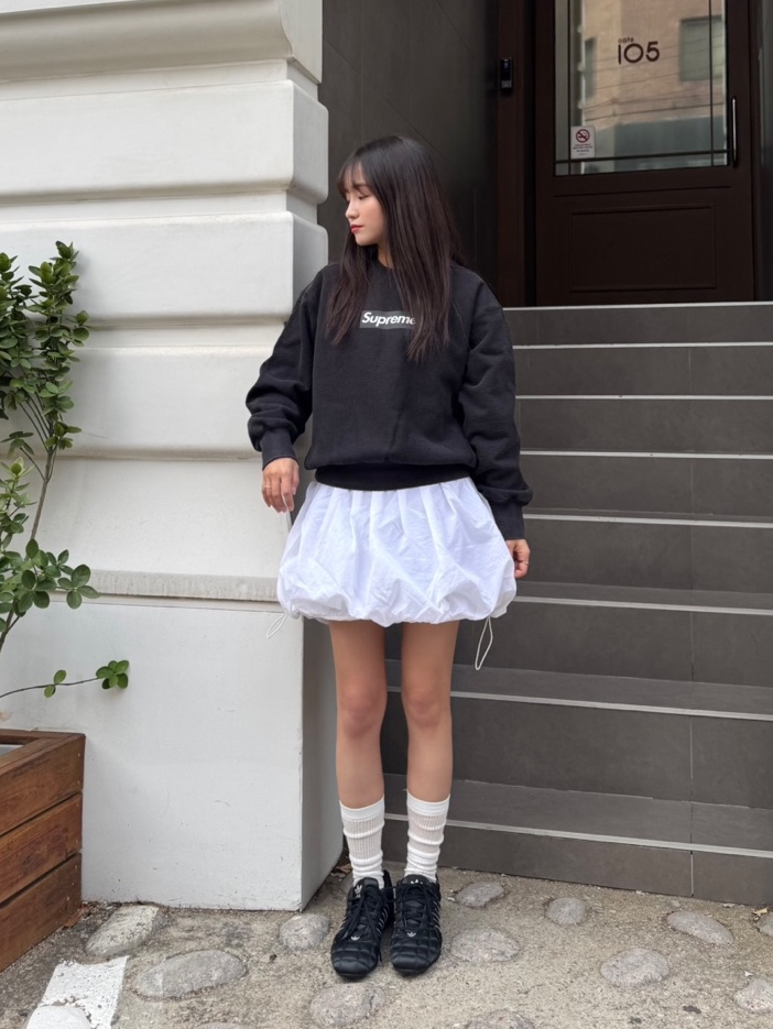 (W) 아디다스 아디레이서 로우 코어 블랙 실버 메탈릭, 슈프림 워시드 박스로고 크루넥 블랙 - 25SS 착용 스타일 - 5