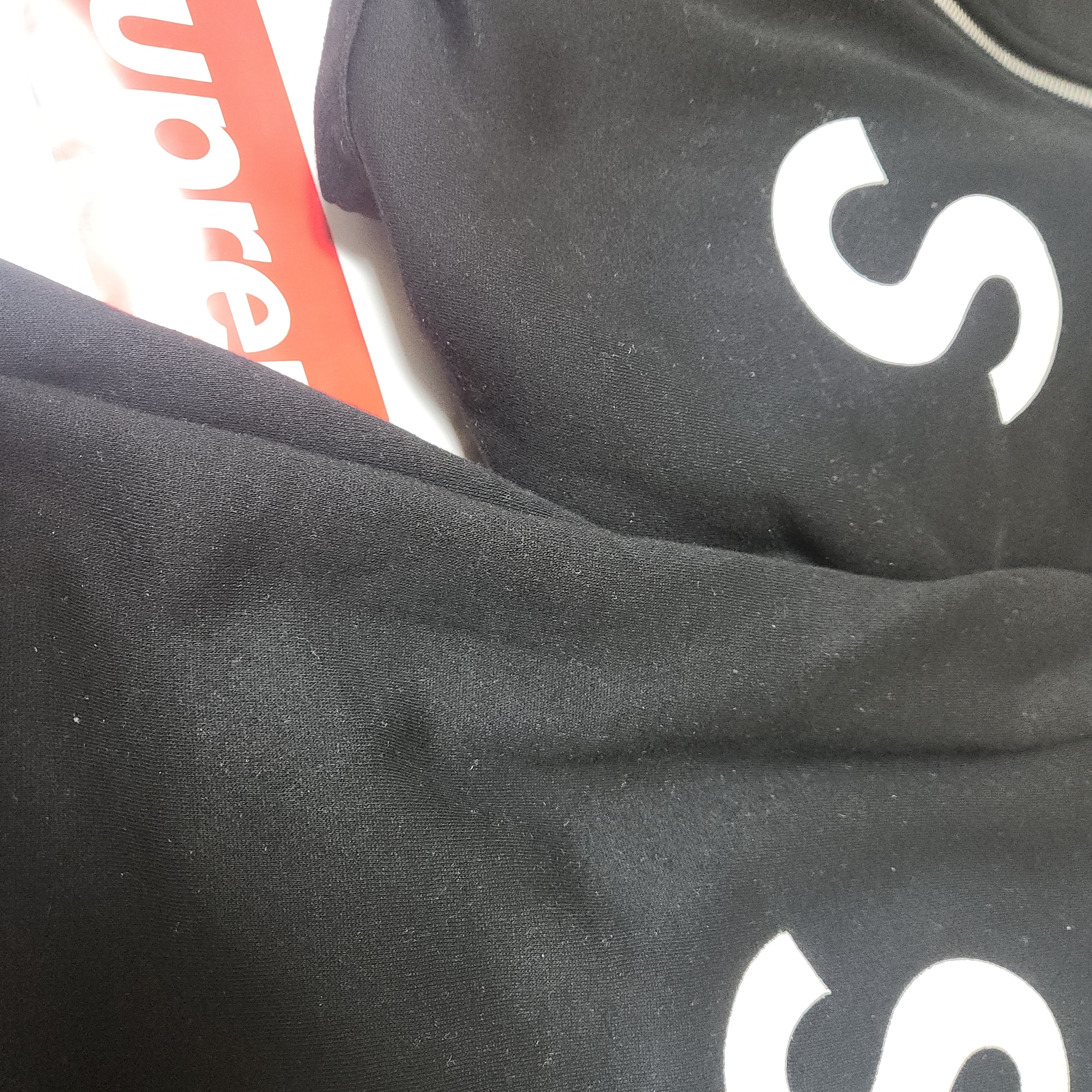 Supreme S Logo Zip Up Hooded Sweatshirt Black - 23FW, Supreme S Logo Zip Up Hooded Sweatshirt Black - 24FW 착용 스타일 - 2