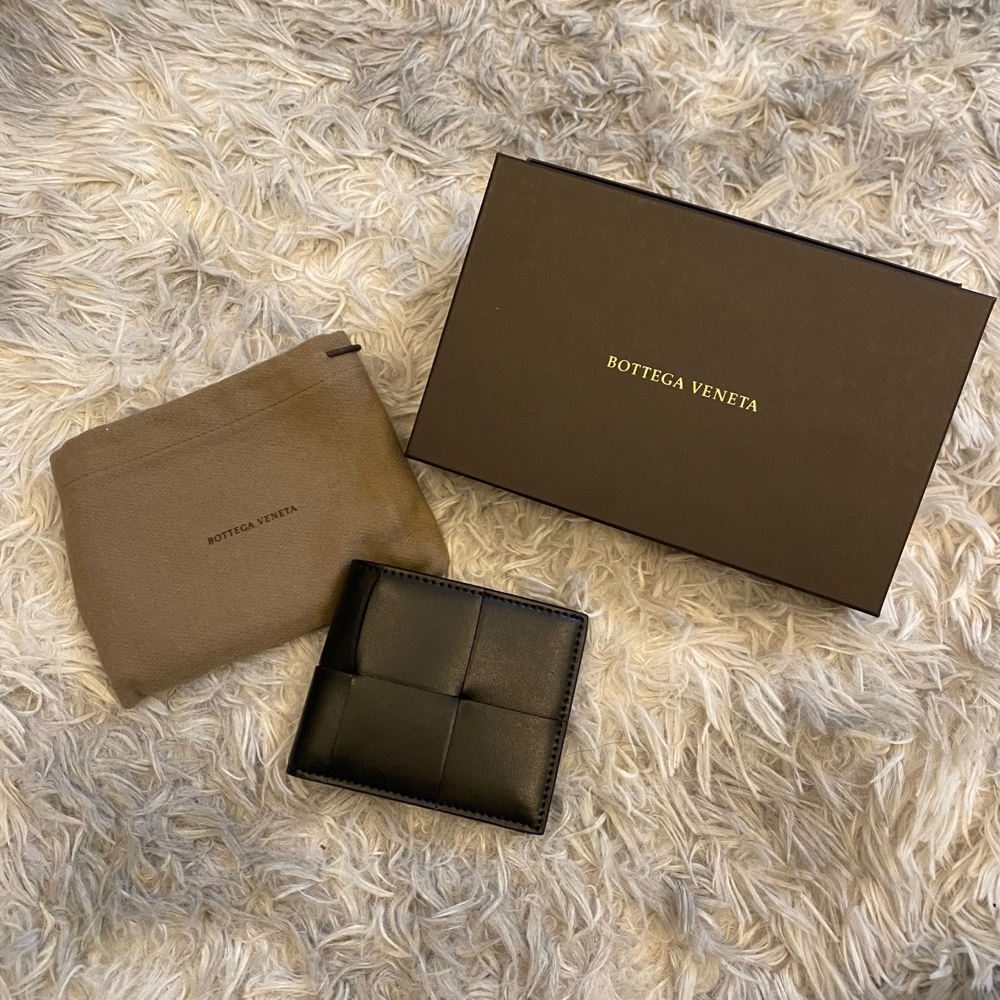 Bottega Veneta Bi-Fold Wallet Black 착용 스타일