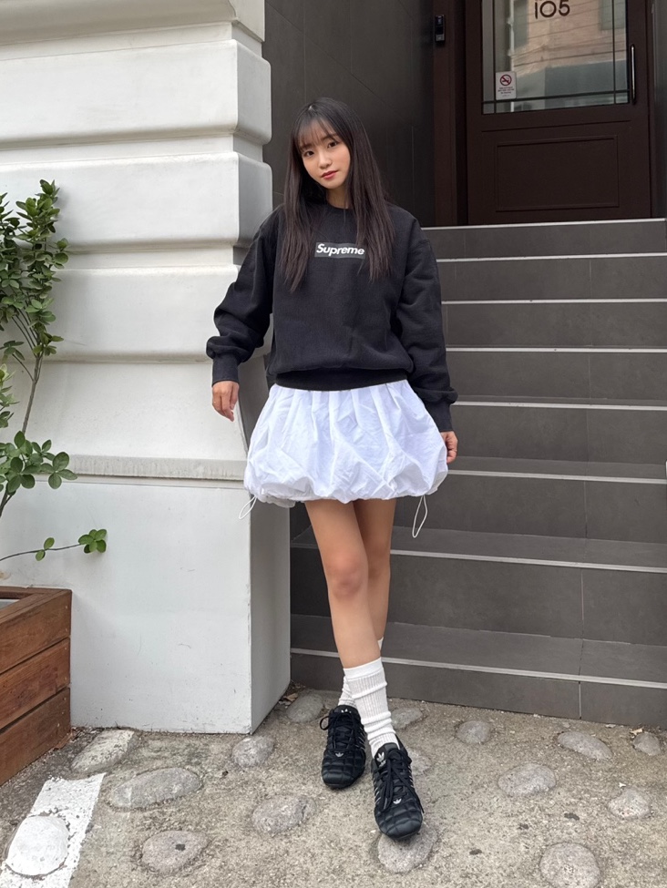 (W) 아디다스 아디레이서 로우 코어 블랙 실버 메탈릭, 슈프림 워시드 박스로고 크루넥 블랙 - 25SS 착용 스타일 - 2