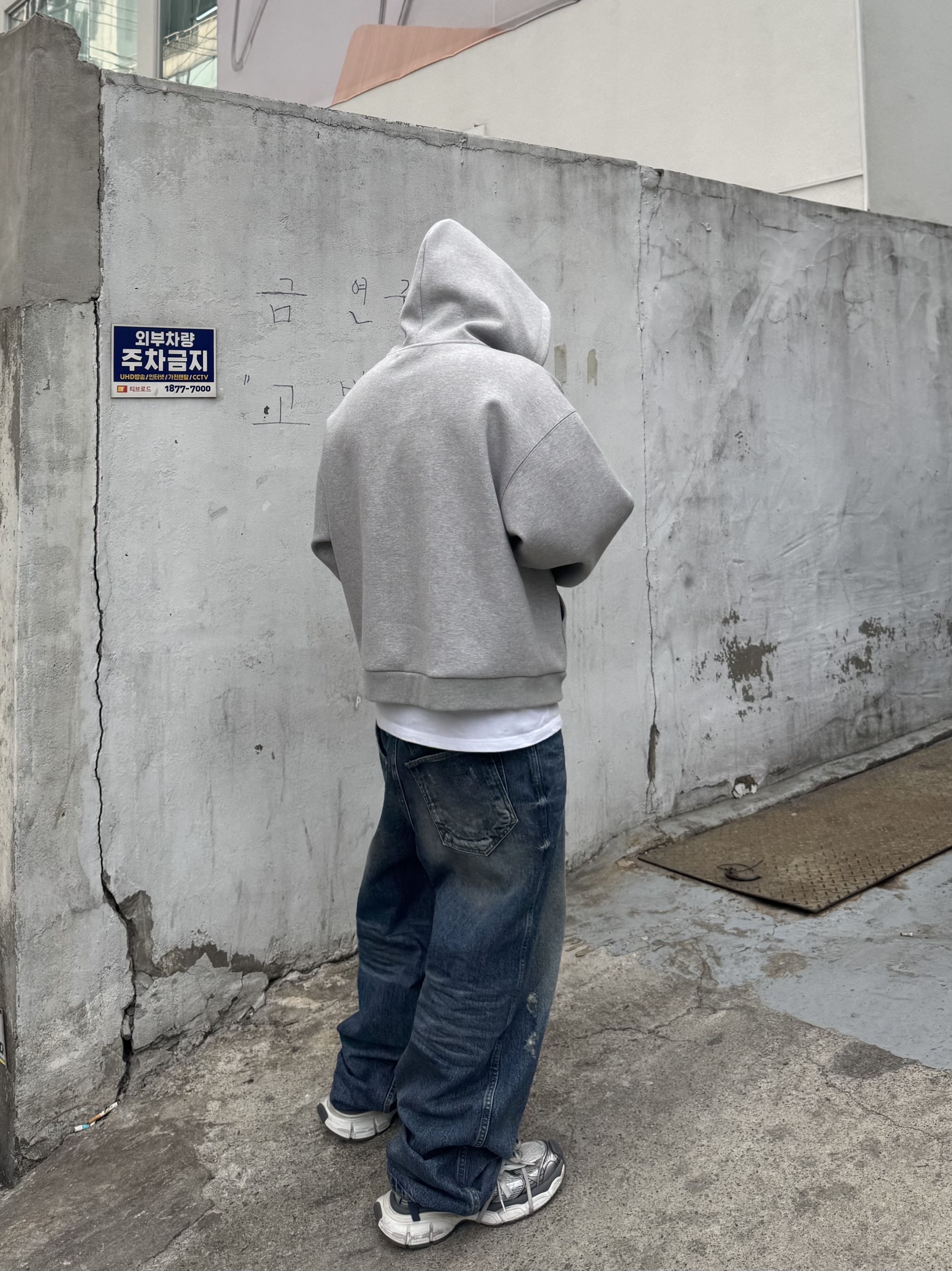 Nonnod Scuba Zip Hoodie Grey, Nonnod Double Pocket Japanese Denim Mid Blue 착용 스타일 - 2