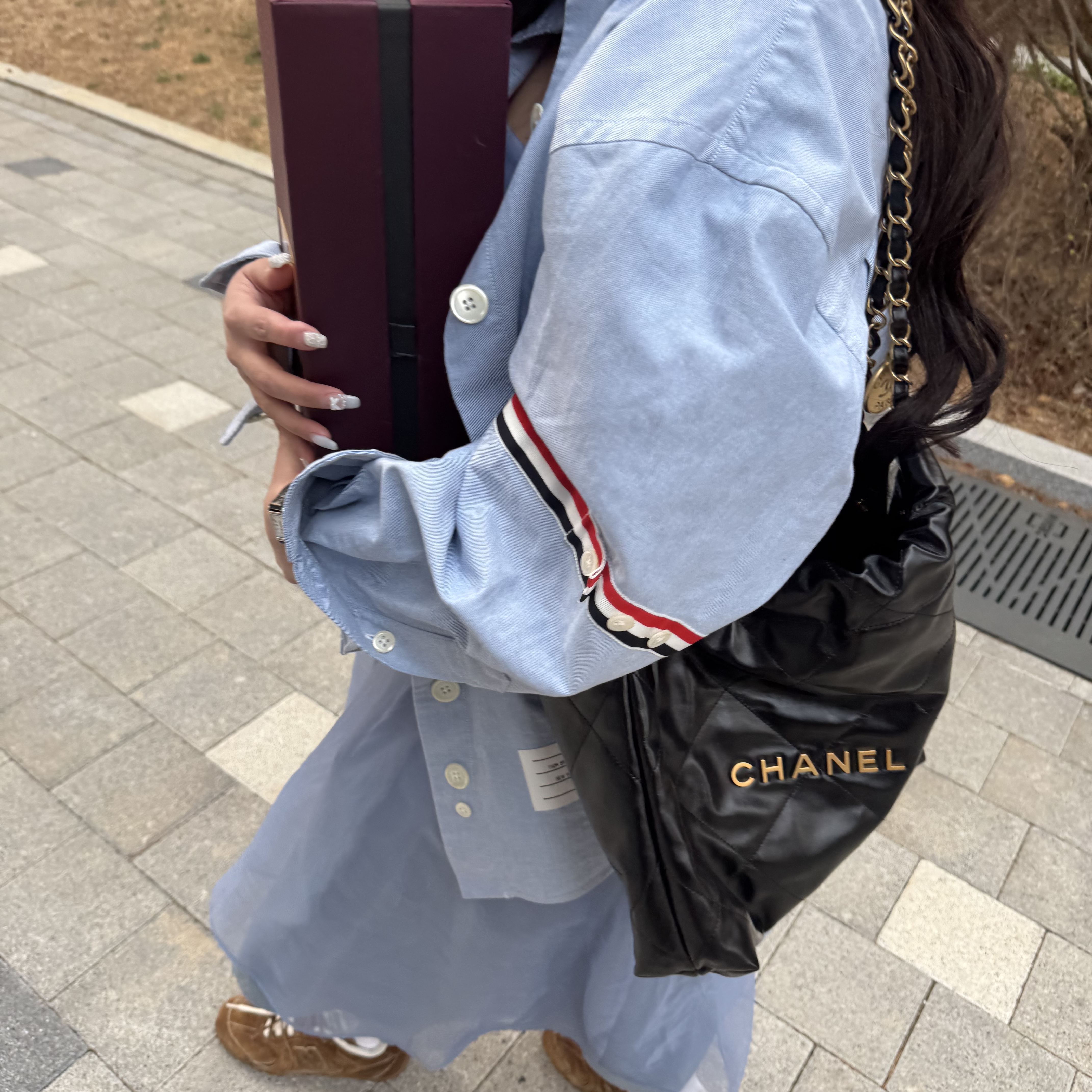 (W) 톰브라운 RWB 스트라이프 디테일 셔츠 라이트 블루, (W) 뉴발란스 x 미우 미우 530 스웨이드 메쉬 스니커즈 시나몬 착용 스타일 - 2