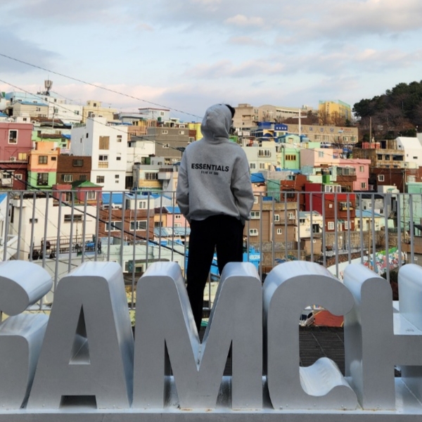 Essentials The Core Collection Hoodie Light Oatmeal 착용 스타일