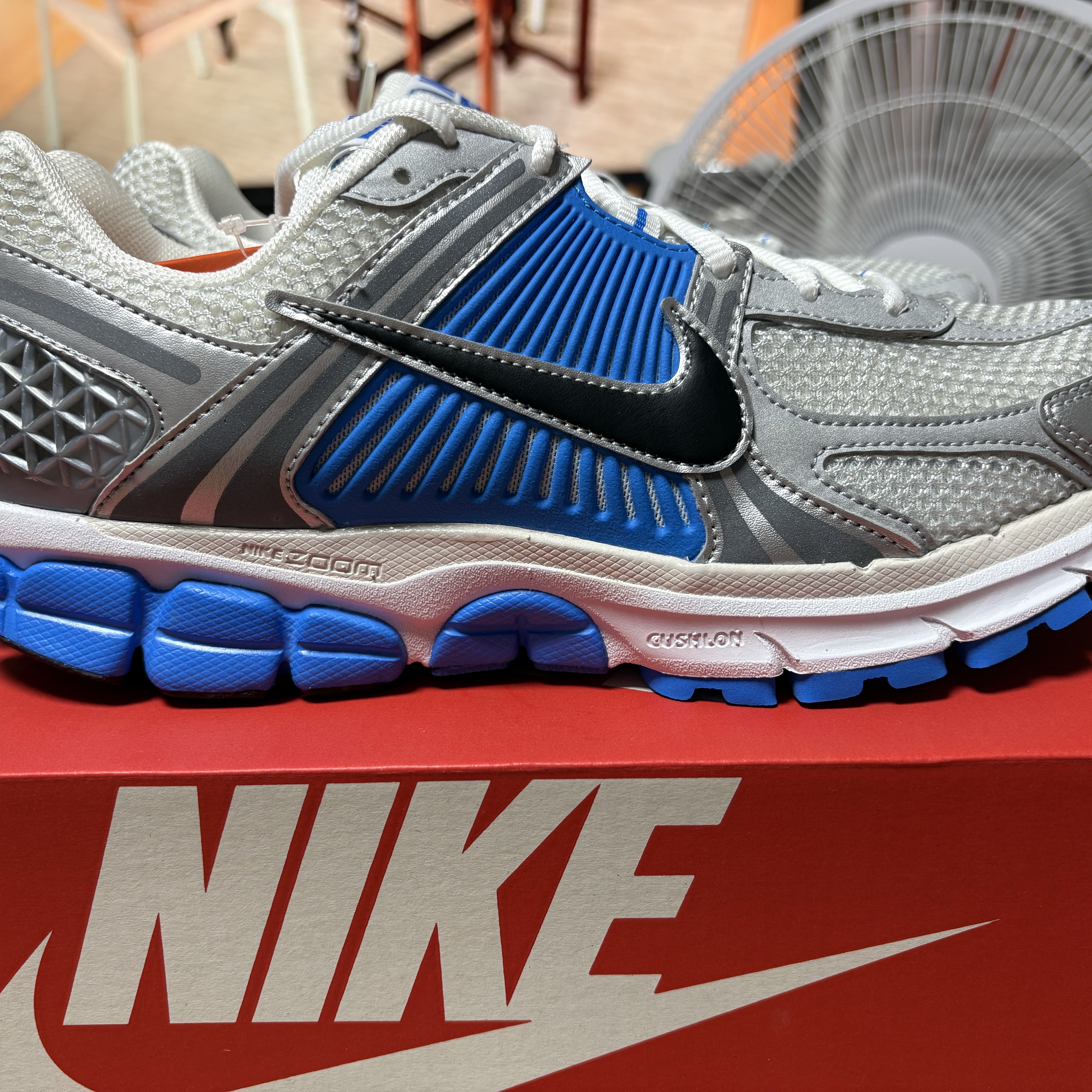 Nike Zoom Vomero 5 Metallic Silver Photo Blue 착용 스타일 - 3