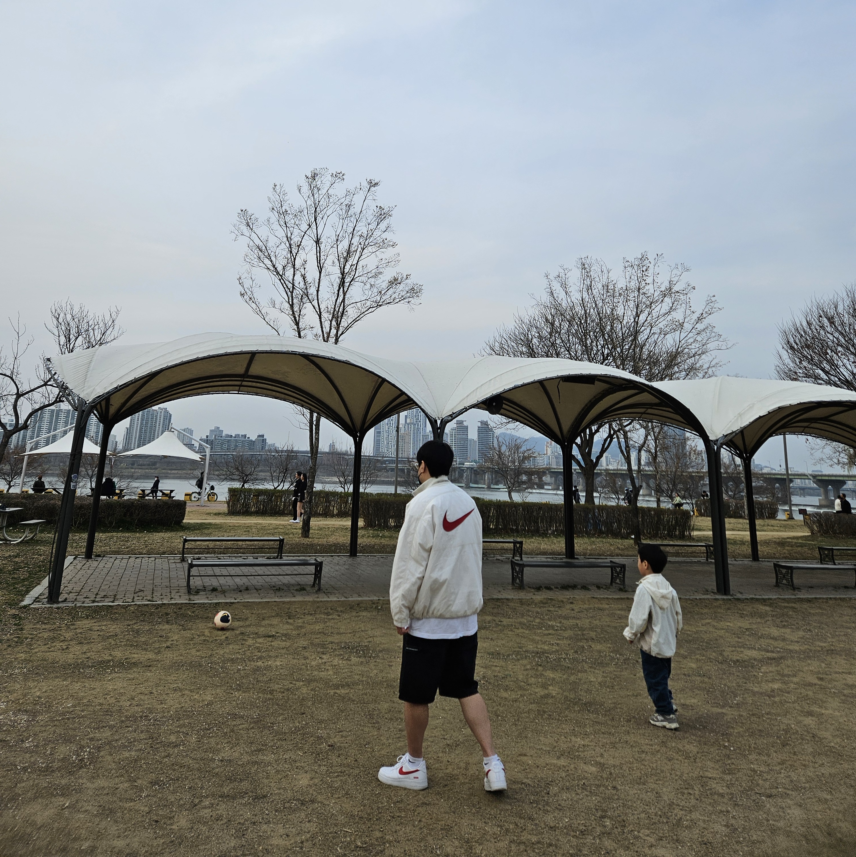 Supreme x Nike Ripstop Pullover White - 24SS, Supreme x Nike Denim Short Black - 24SS 착용 스타일 - 2