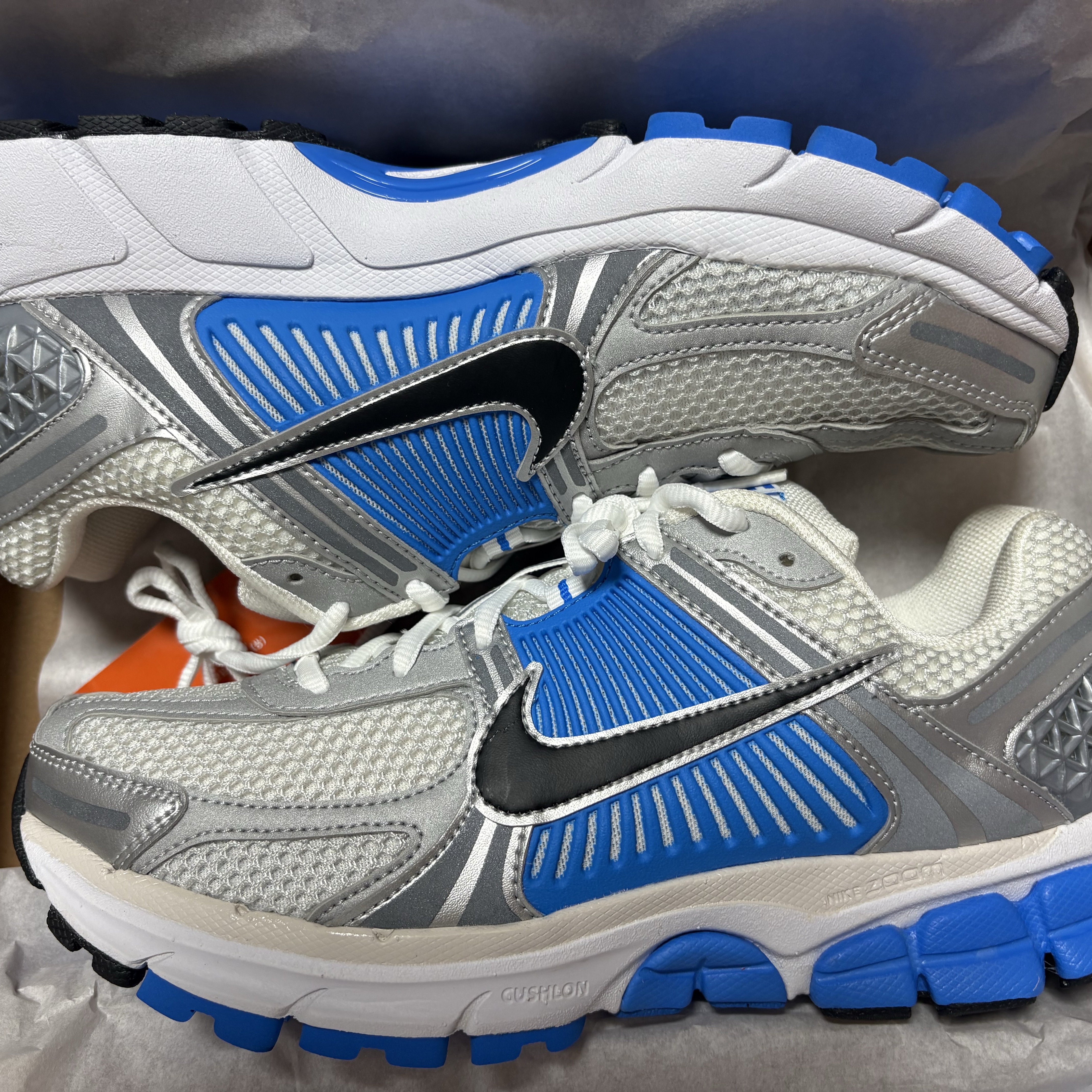 Nike Zoom Vomero 5 Metallic Silver Photo Blue 착용 스타일 - 2