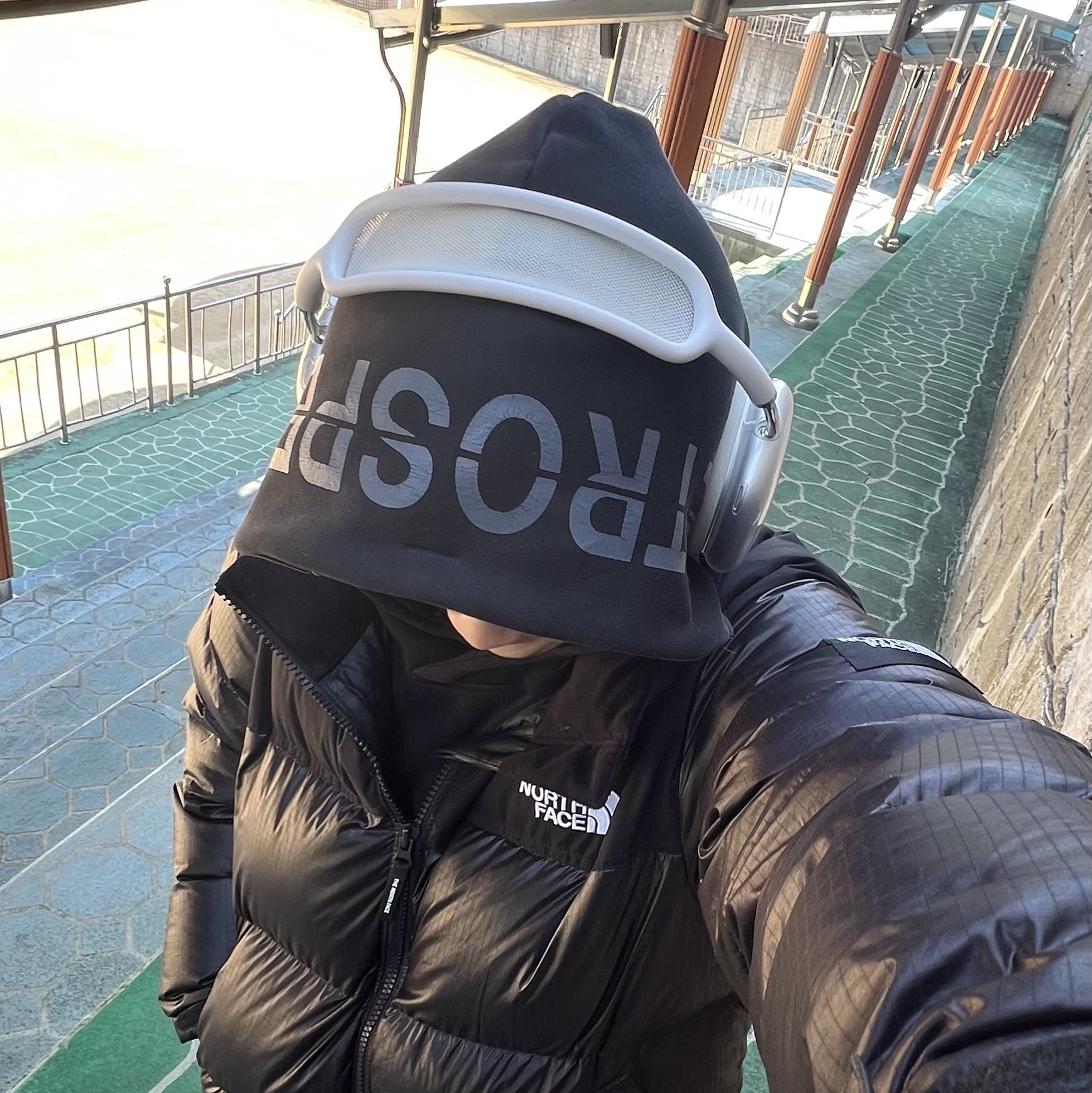 Apple AirPods Max Lightning Silver (Korean Ver.), The North Face 1996 Eco Nuptse Jacket Real Black 착용 스타일
