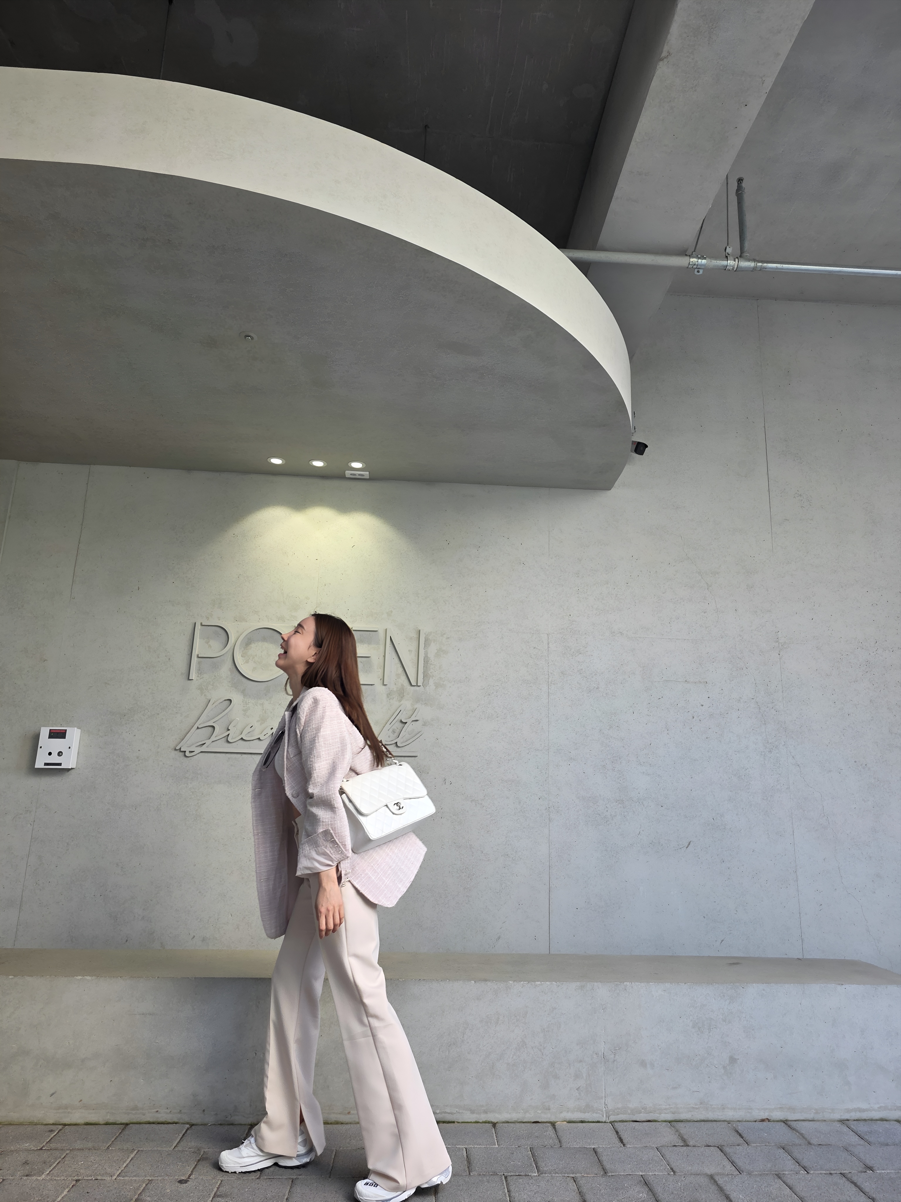 살로몬 XT-4 화이트 루나 록 착용 스타일 - 2