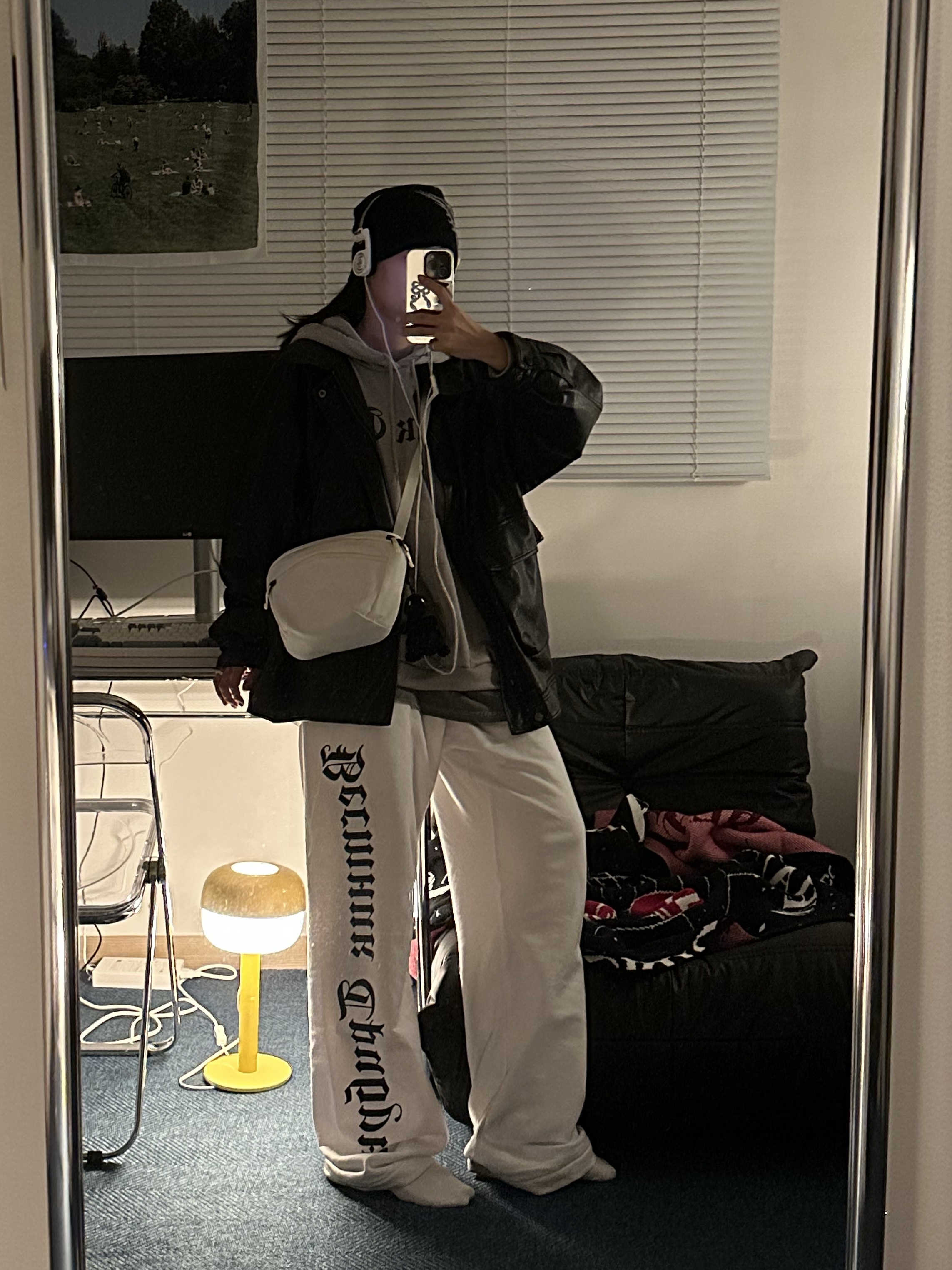 Yeezy x Gosha Rubchinskiy Tribune Herald HD-01 Hoodie Mocha, Yeezy x Gosha Rubchinskiy Tribune Herald SP-01 Pants White 착용 스타일 - 1
