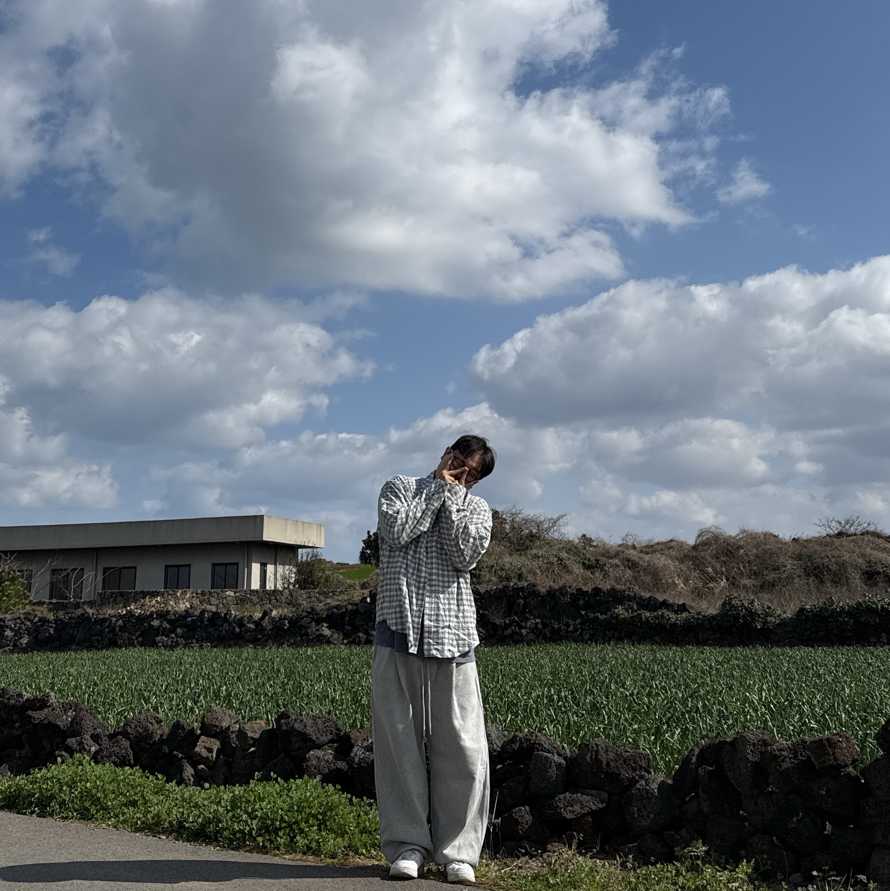 Undermycar Mu.37 Anti Fxxking Logo Play Basic Long Sleeve Check Shirts White Blue, Undermycar Mu.03 Anti Fxxking Logo Play Oversized Sweat Jogger Melange Gray 착용 스타일