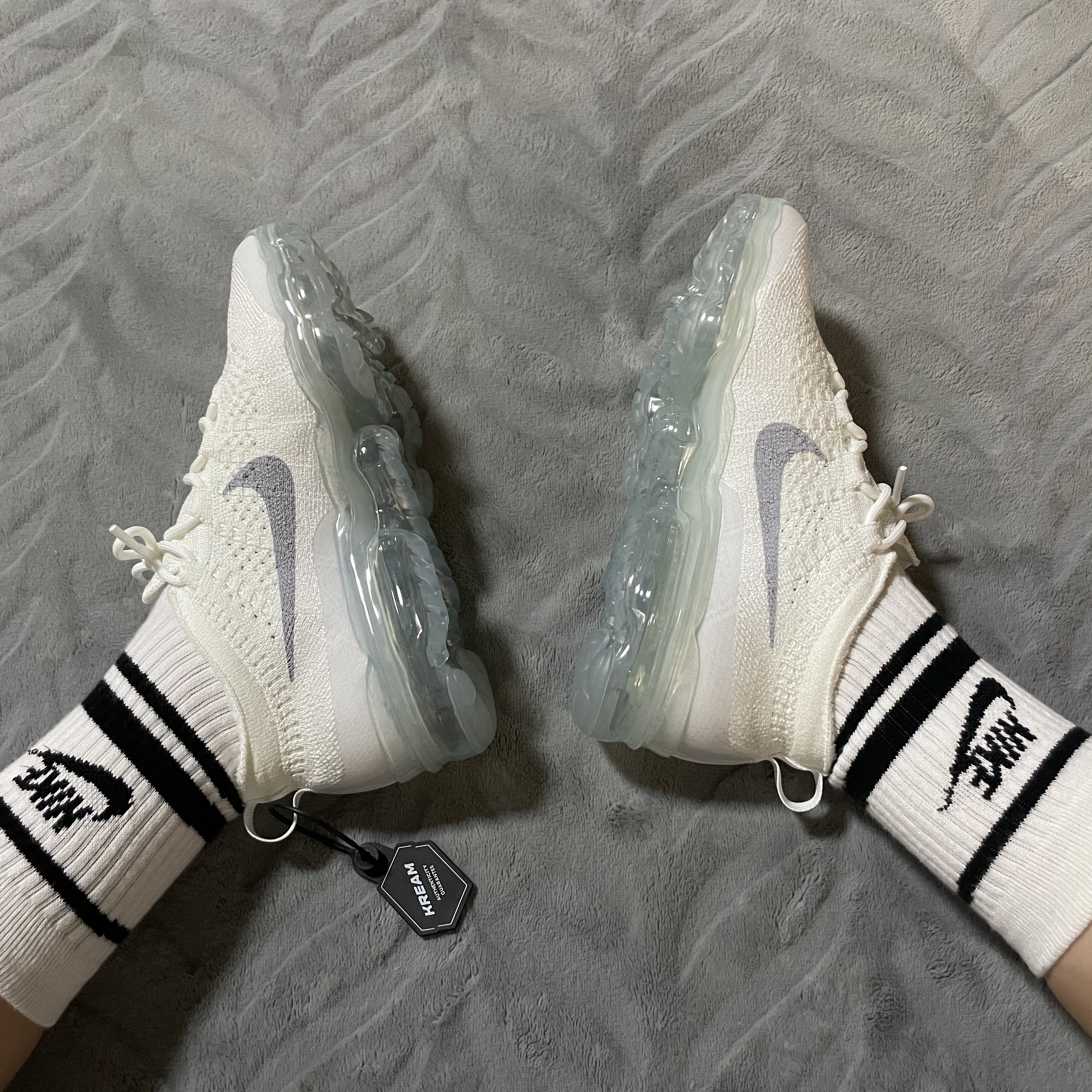 (W) Nike Air Vapormax 2023 Flyknit White 착용 스타일 - 2