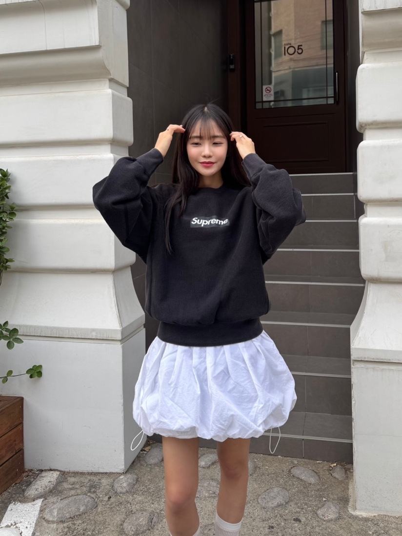 (W) 아디다스 아디레이서 로우 코어 블랙 실버 메탈릭, 슈프림 워시드 박스로고 크루넥 블랙 - 25SS 착용 스타일 - 3