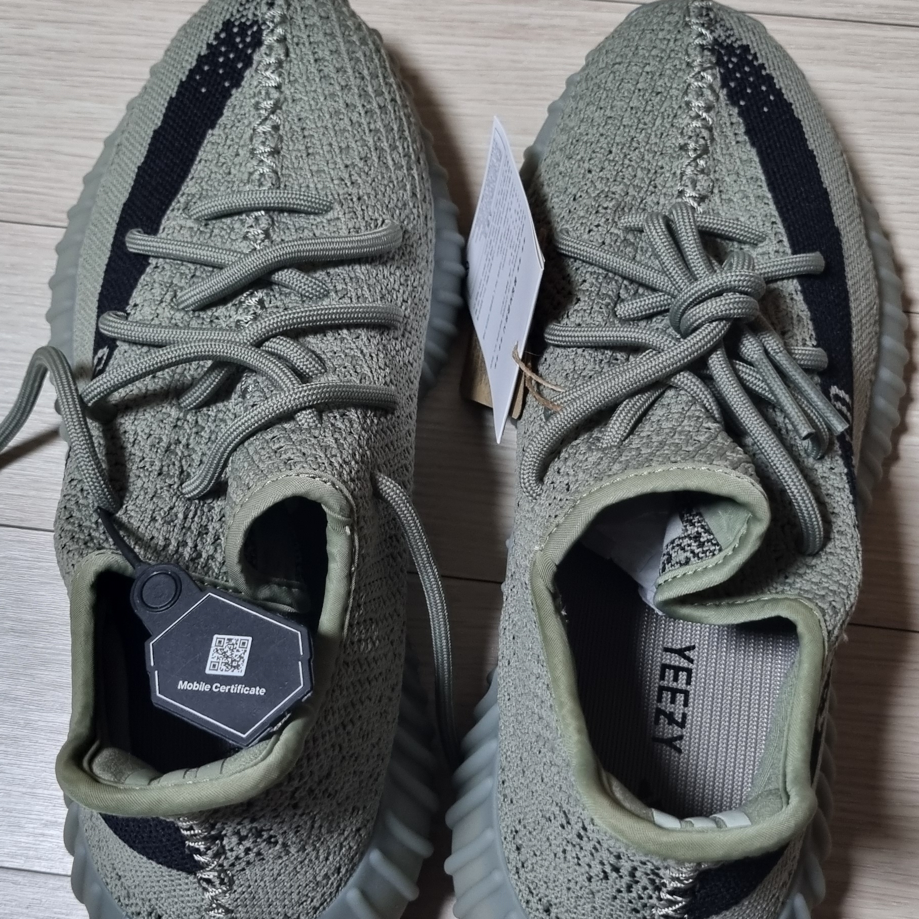 Adidas Yeezy Boost 350 V2 Granite Core Black 착용 스타일