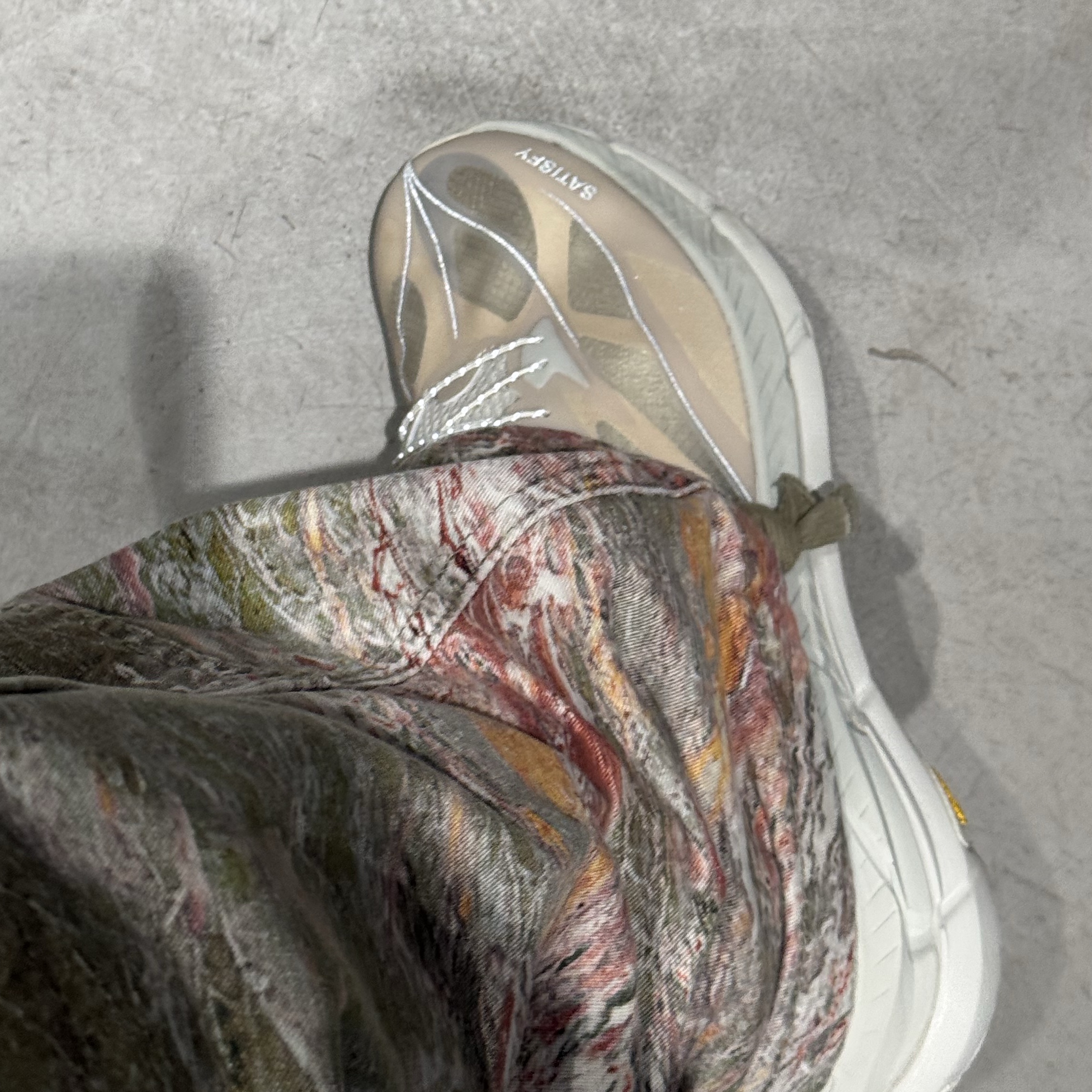 Hoka x Satisfy Mafate Speed 4 Lite Bone 착용 스타일 - 3