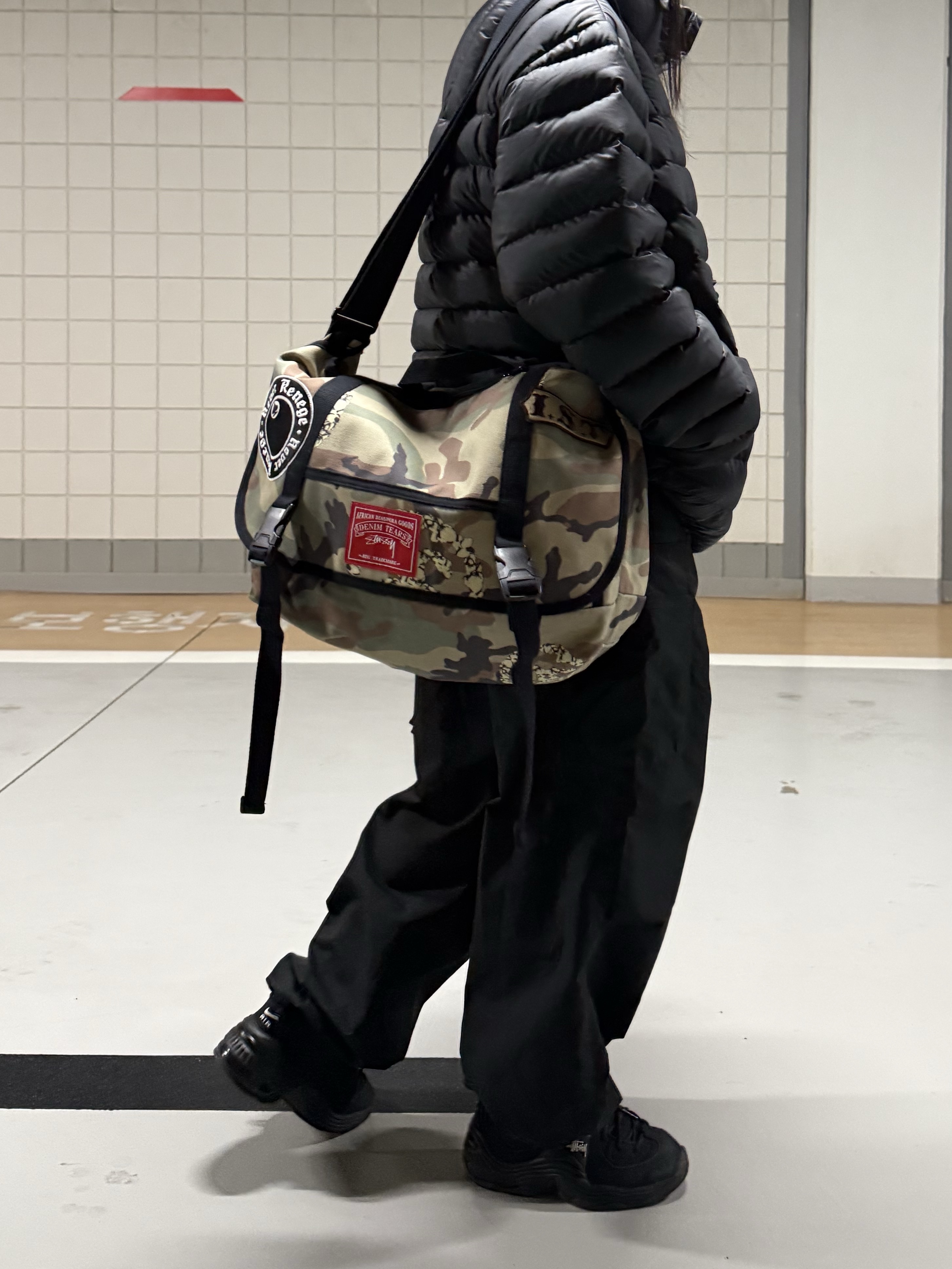 Stussy x Denim Tears Messenger Bag Camo, Supreme Micro Down Half Zip Hooded Pullover Black - 23FW 착용 스타일 - 4