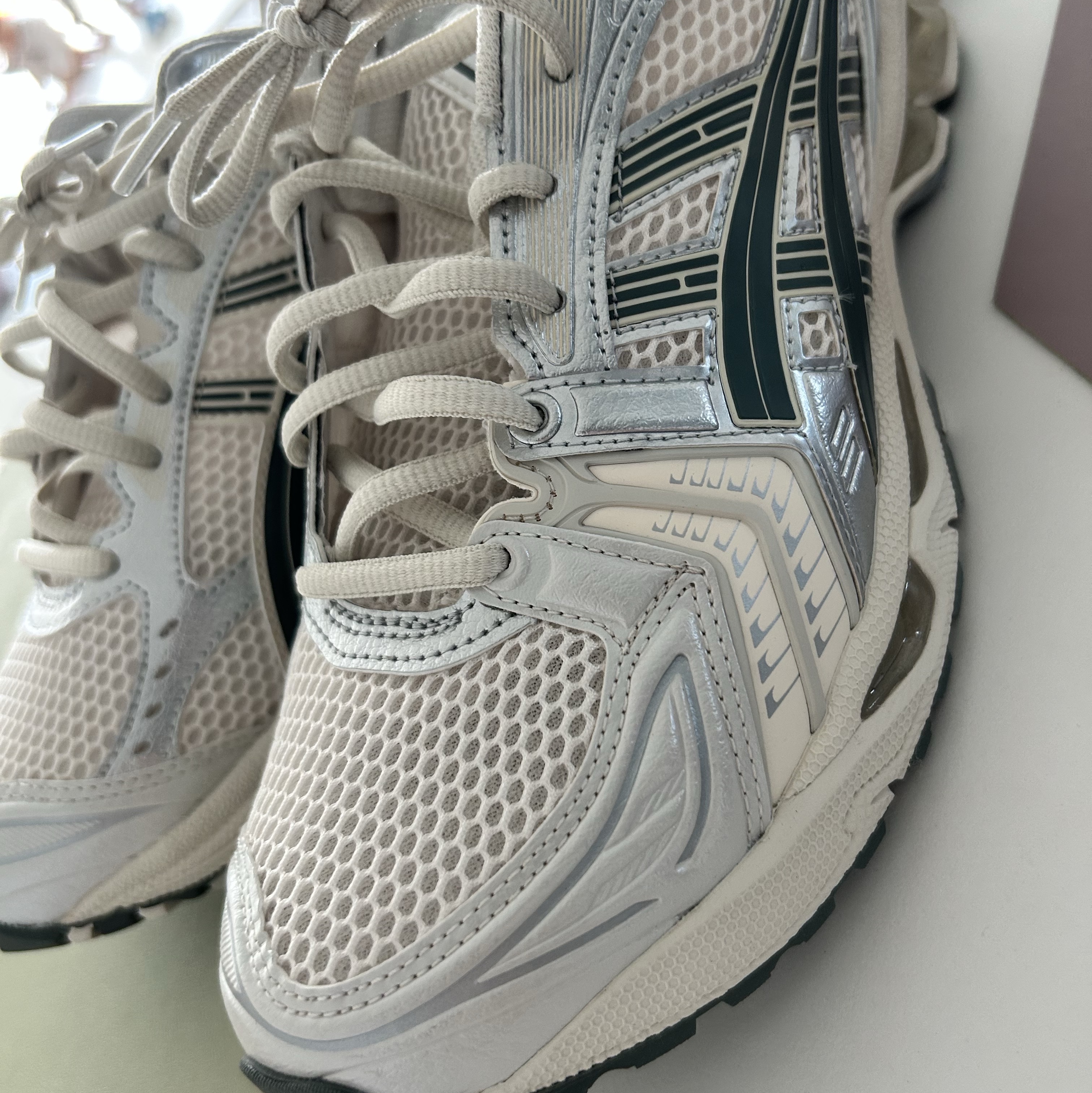 Asics Gel-Kayano 14 Birch Dark Pewter 착용 스타일