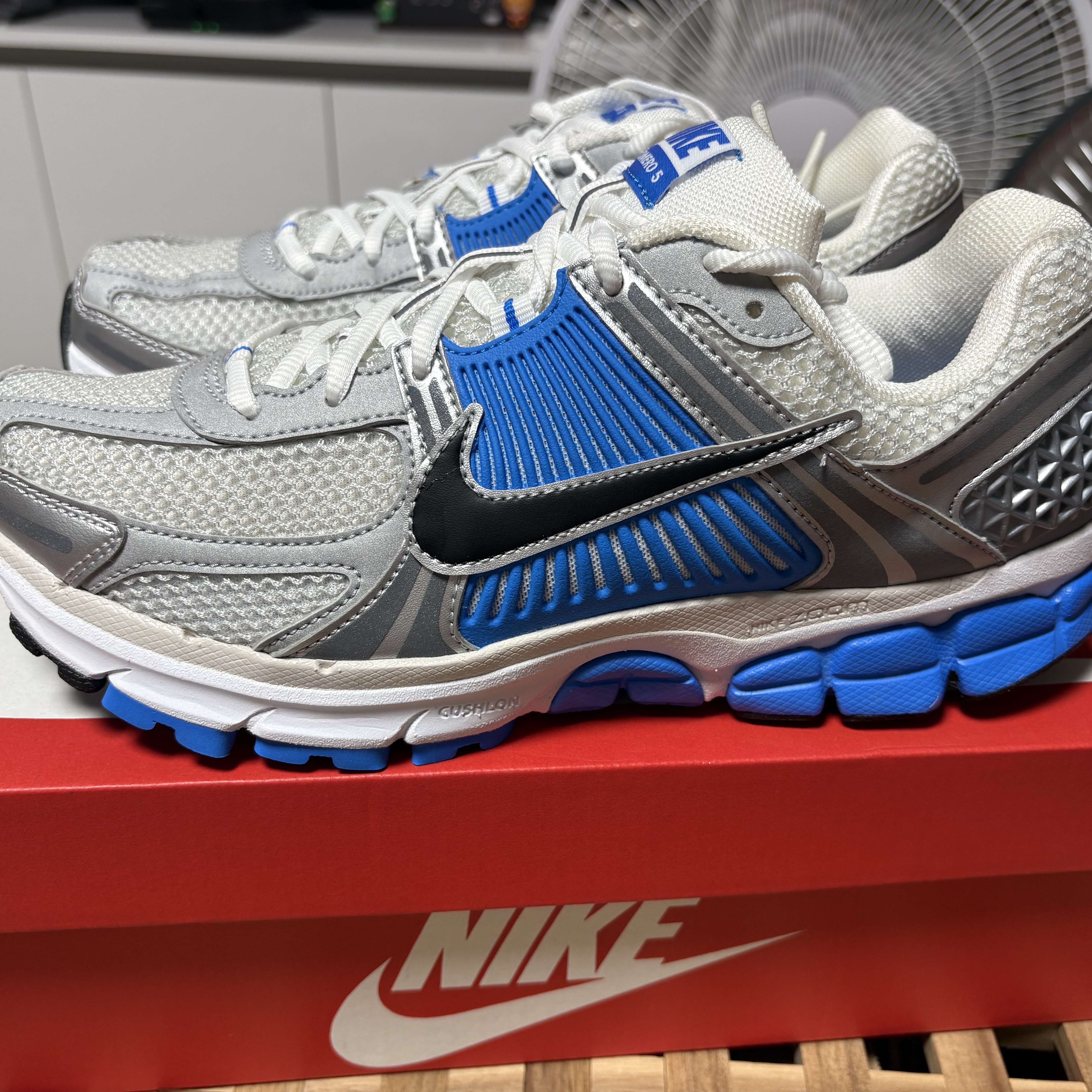 Nike Zoom Vomero 5 Metallic Silver Photo Blue 착용 스타일 - 1