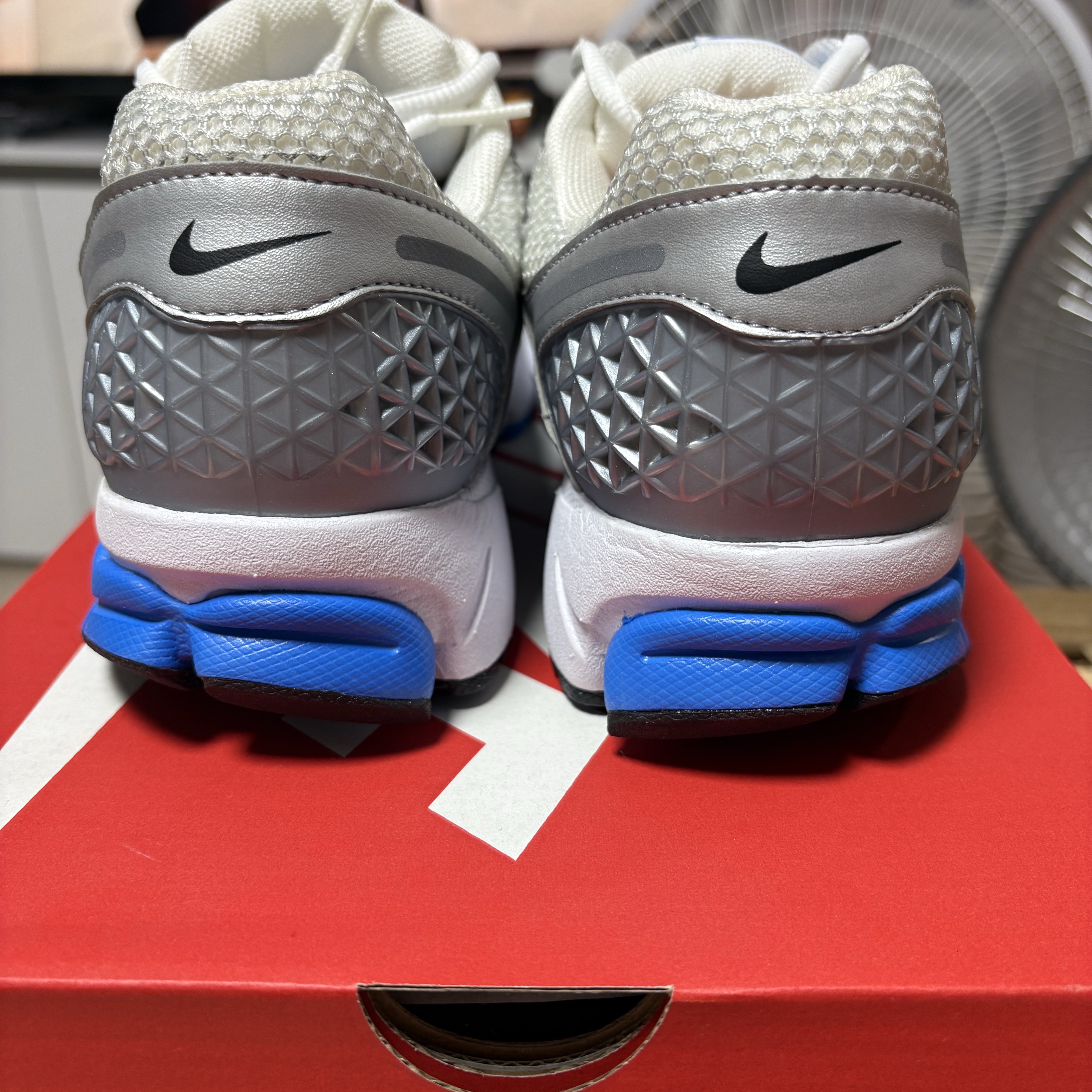 Nike Zoom Vomero 5 Metallic Silver Photo Blue 착용 스타일 - 5